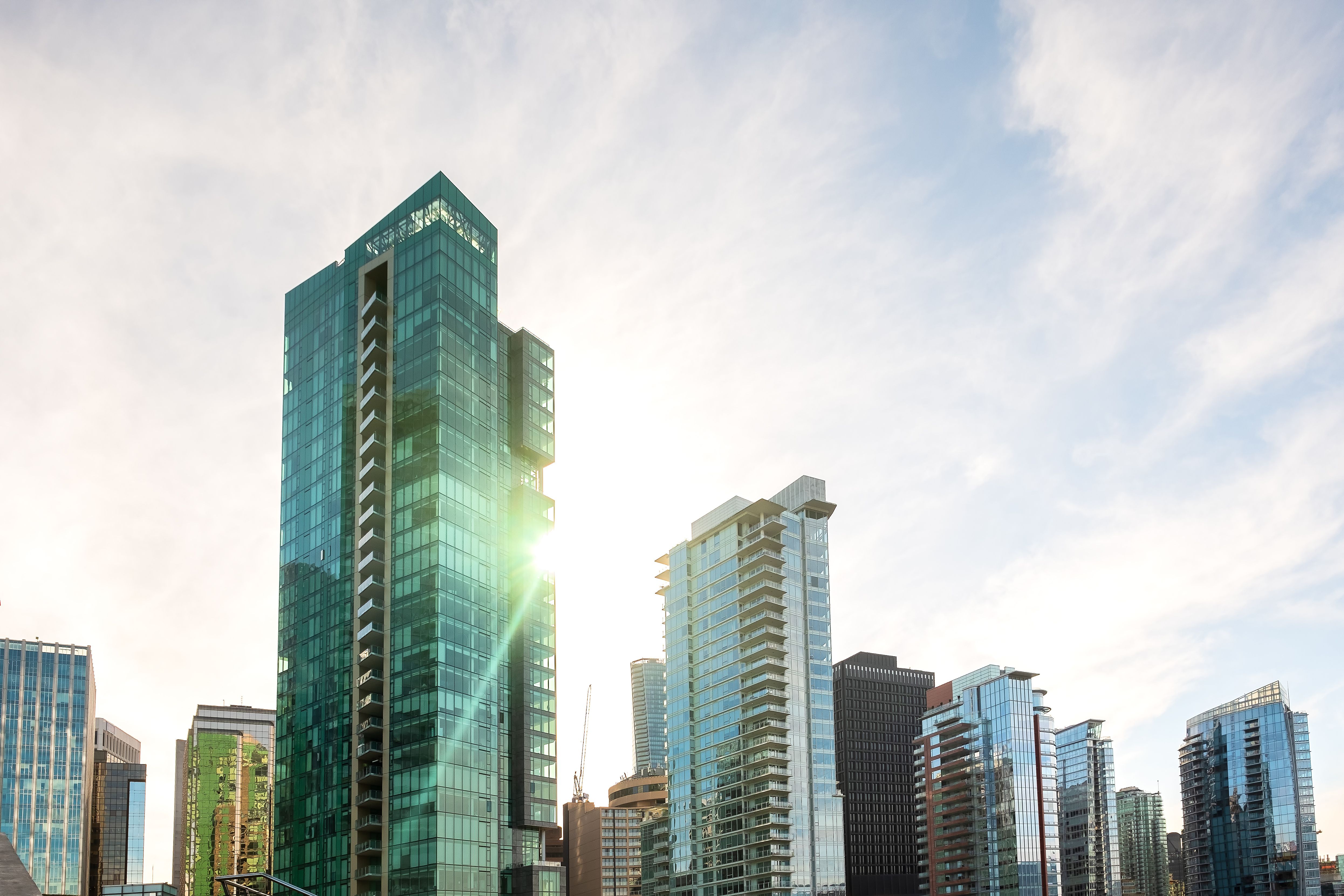 Rayos de sol brillando en el moderno apartamento del centro de la ciudad, hotel, edificios de oficinas Rayos de sol brillando en el moderno apartamento del centro de la ciudad, hotel, edificios de oficinas
