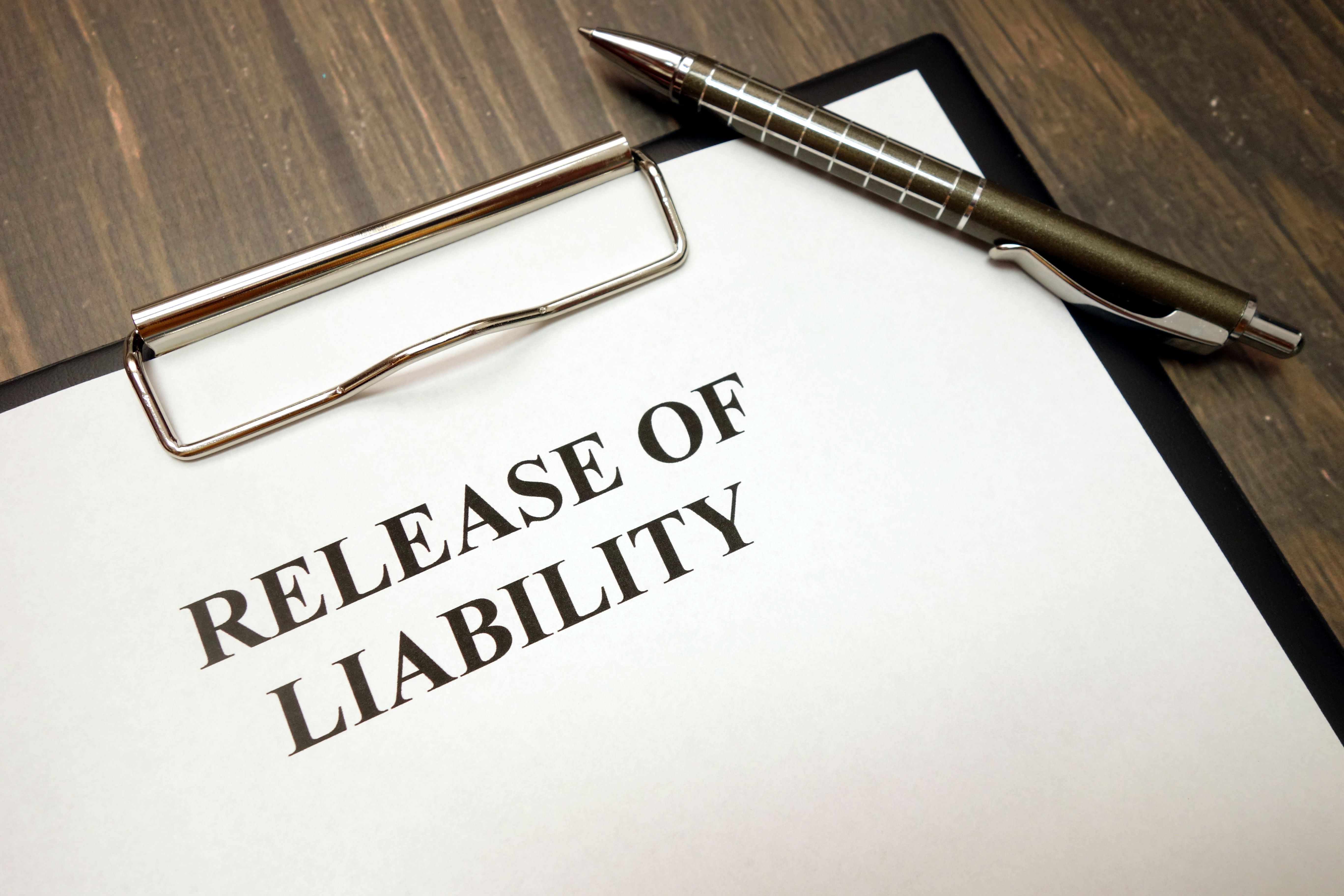 Prancheta com liberação da responsabilidade e da pena na mesa