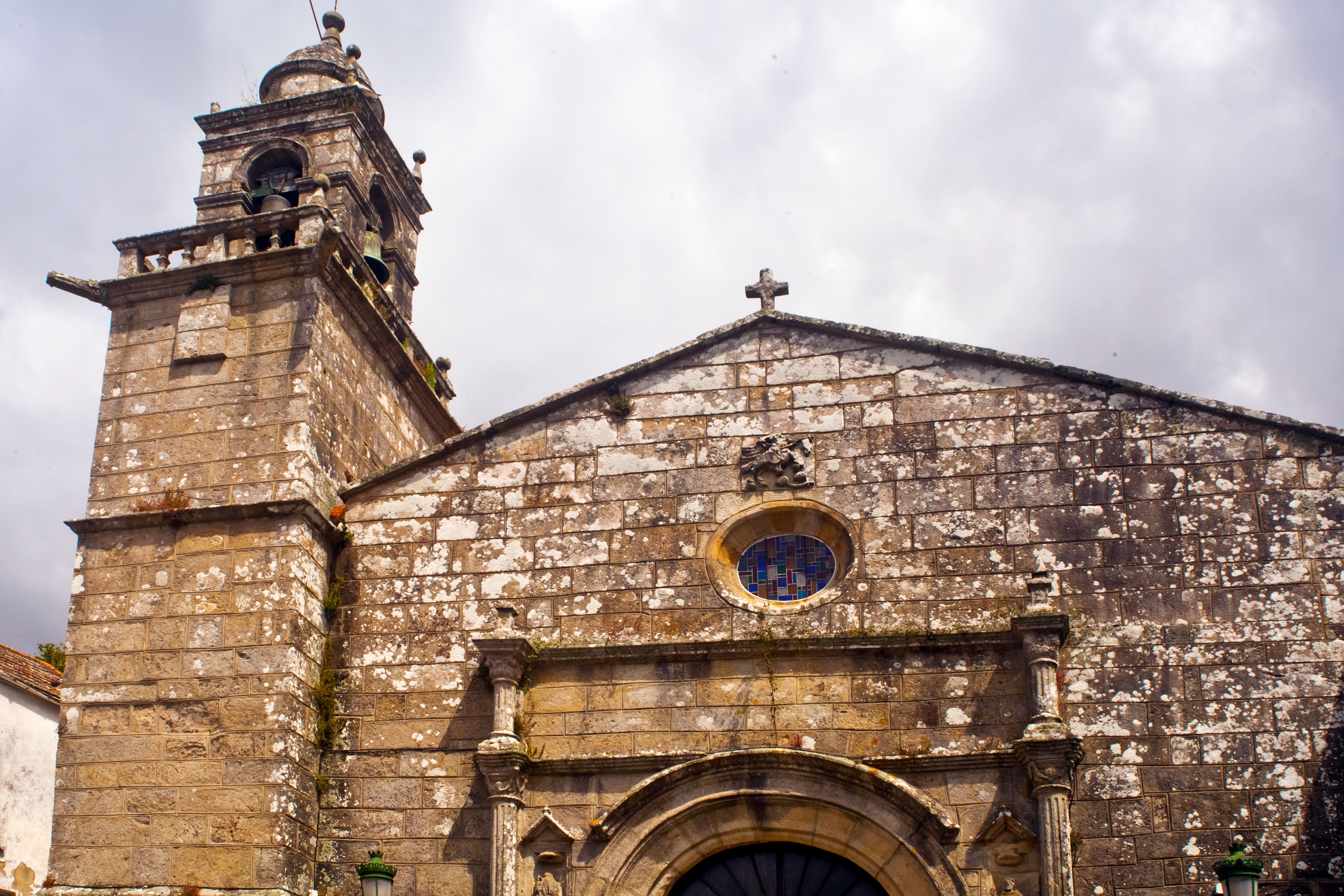 Fachada de la iglesia de Santiago de Carril, Villagarcía de Arosa, Rías Bajas, provincia de Pontevedra, Galicia, España.