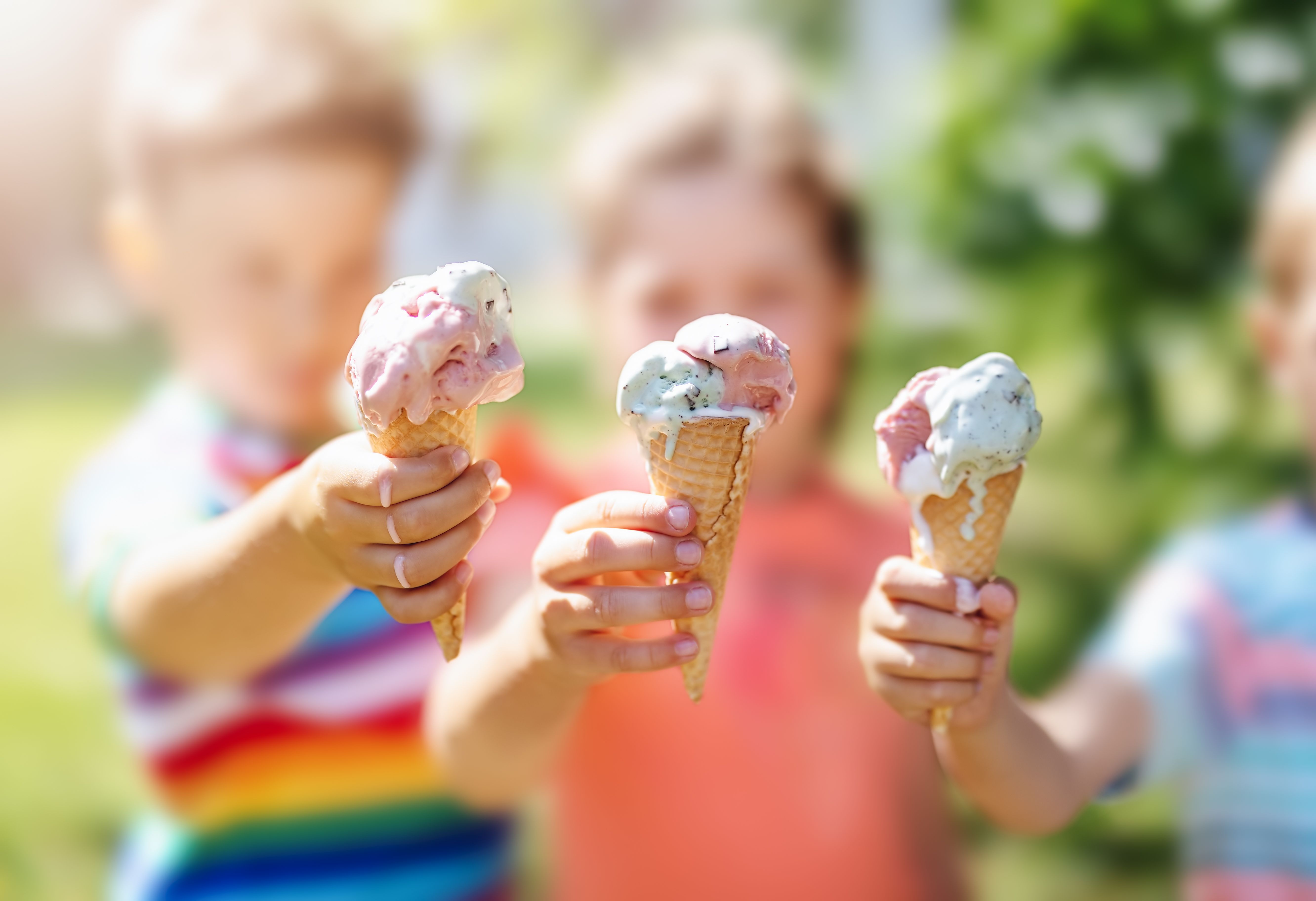 kids eating ice cream