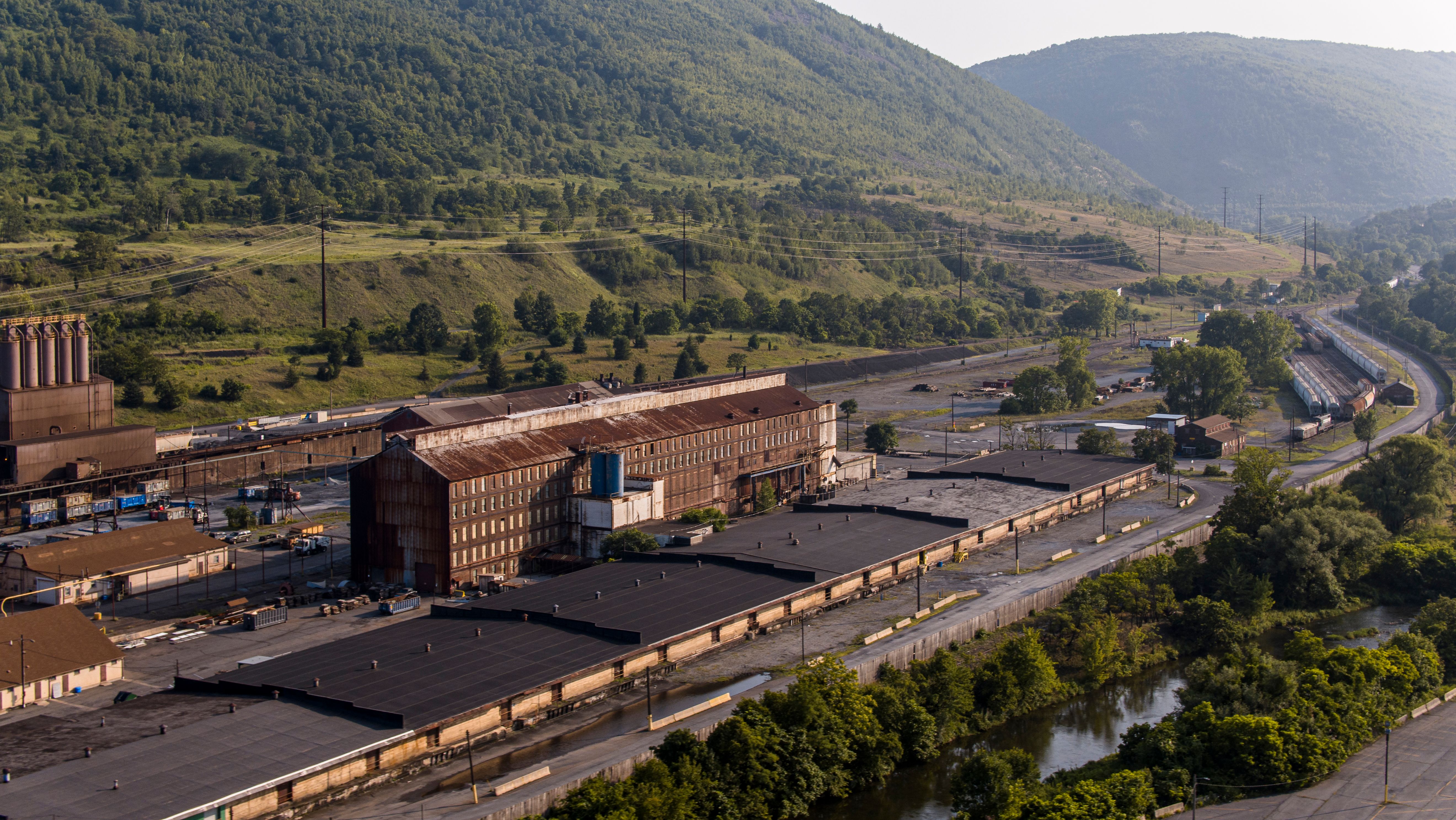 Edificios de plantas de procesamiento en la soleada y montañosa Palmerton, Pensilvania Edificios de plantas de procesamiento en la soleada y montañosa Palmerton, Pensilvania