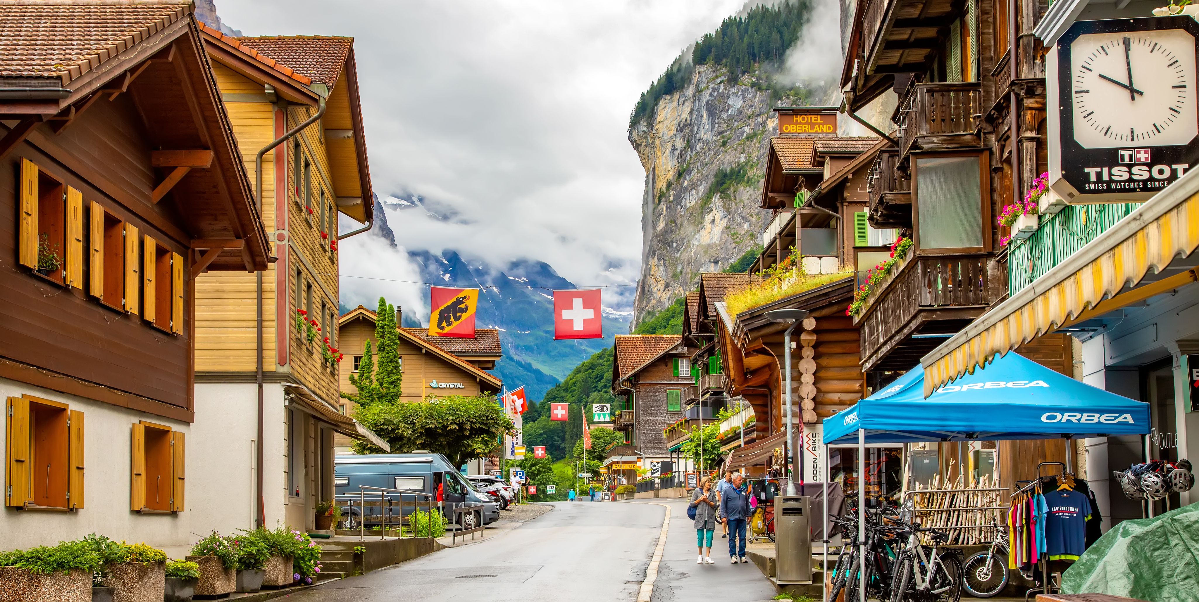 Journée brumeuse et pluvieuse dans le célèbre village suisse de Lauterbrunnen, Suisse.