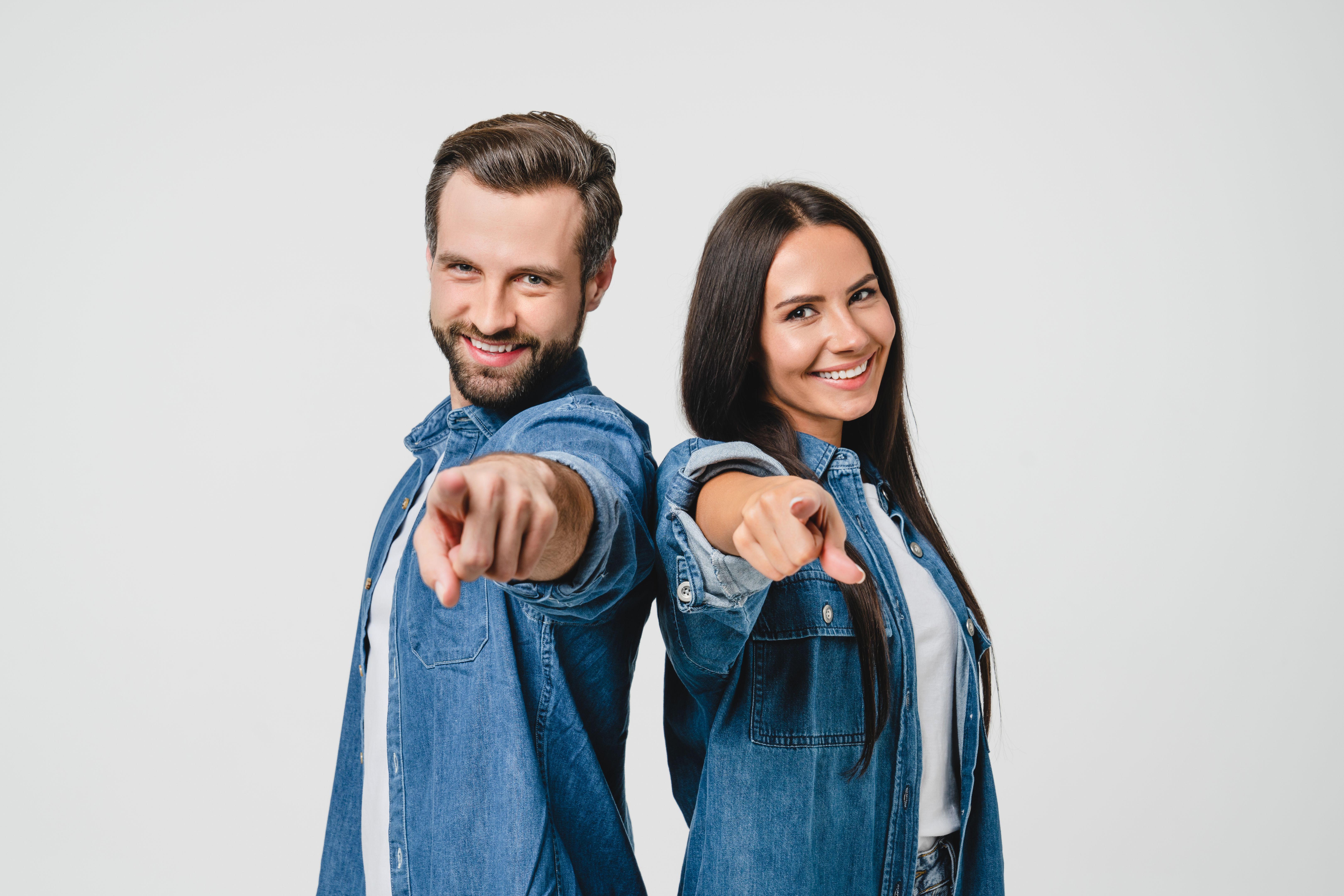 Couple de jeunes conjoints caucasiens pointant vers la caméra, vous choisissant pour de nouvelles opportunités, défi, sélection du gagnant isolé sur fond blanc Couple de jeunes conjoints caucasiens pointant vers la caméra, vous choisissant pour de nouvelles opportunités, défi, sélection du gagnant isolé sur fond blanc