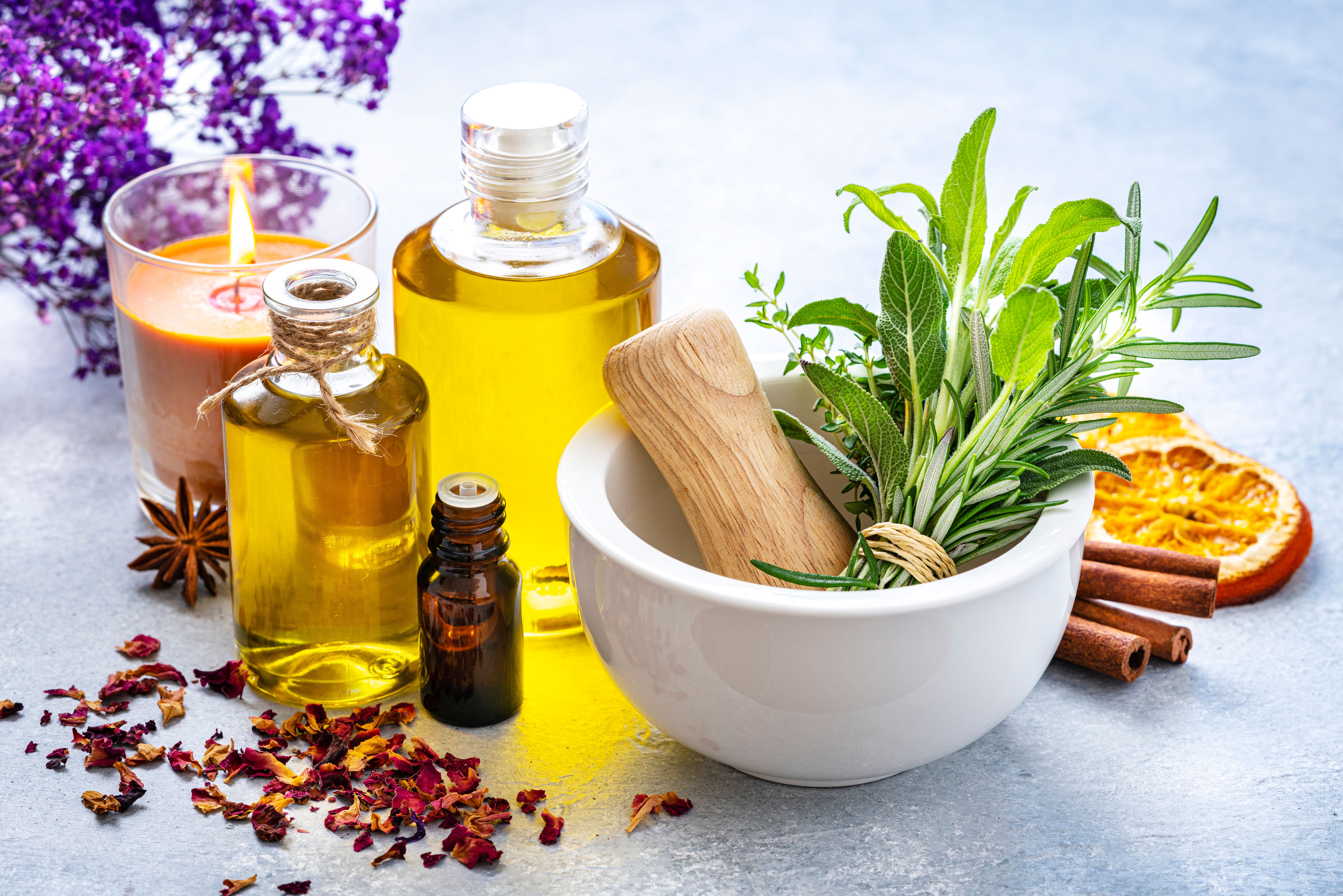 Aromathérapie et médecine alternative : huile de massage et bouteilles d’huile essentielle