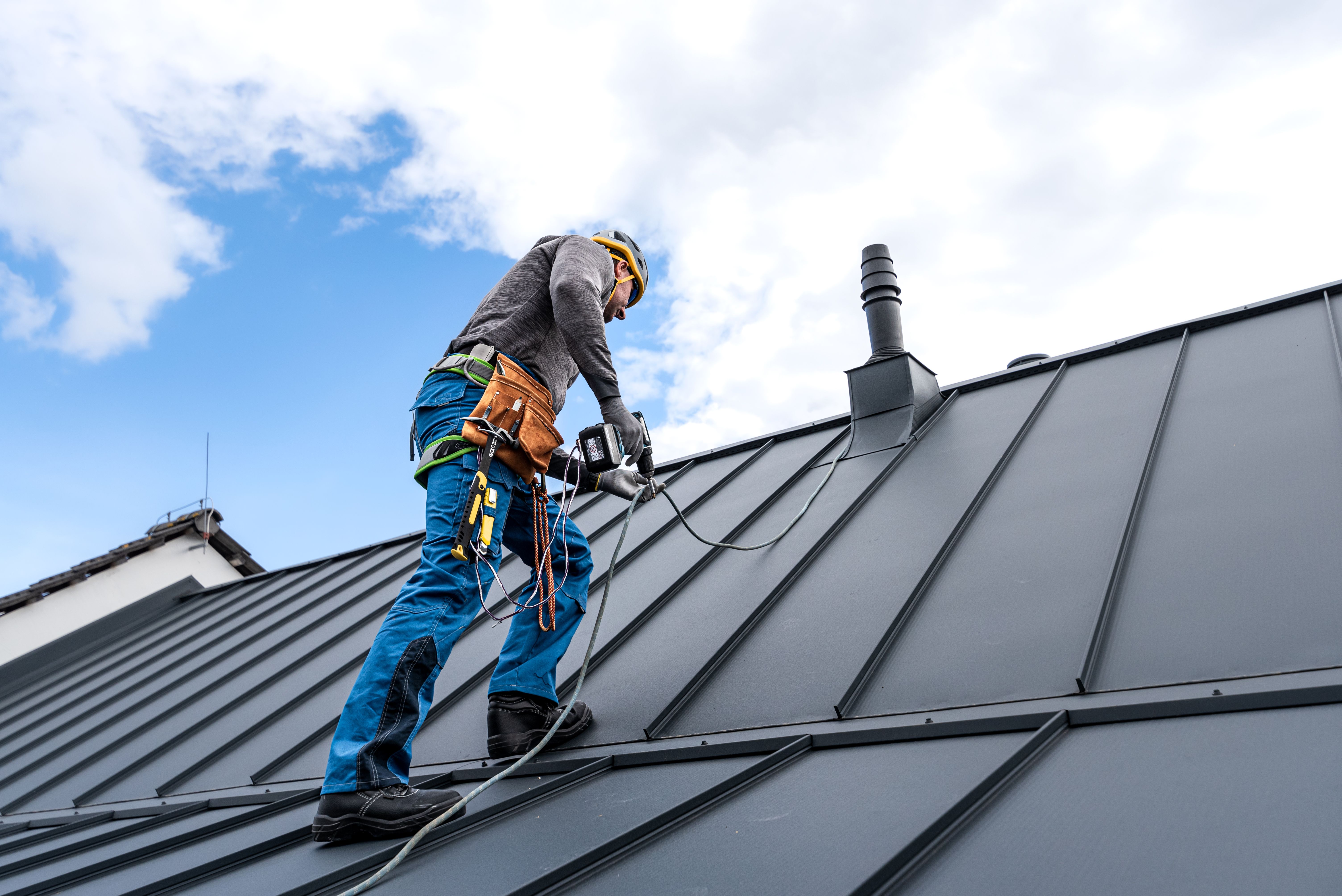 roofers working