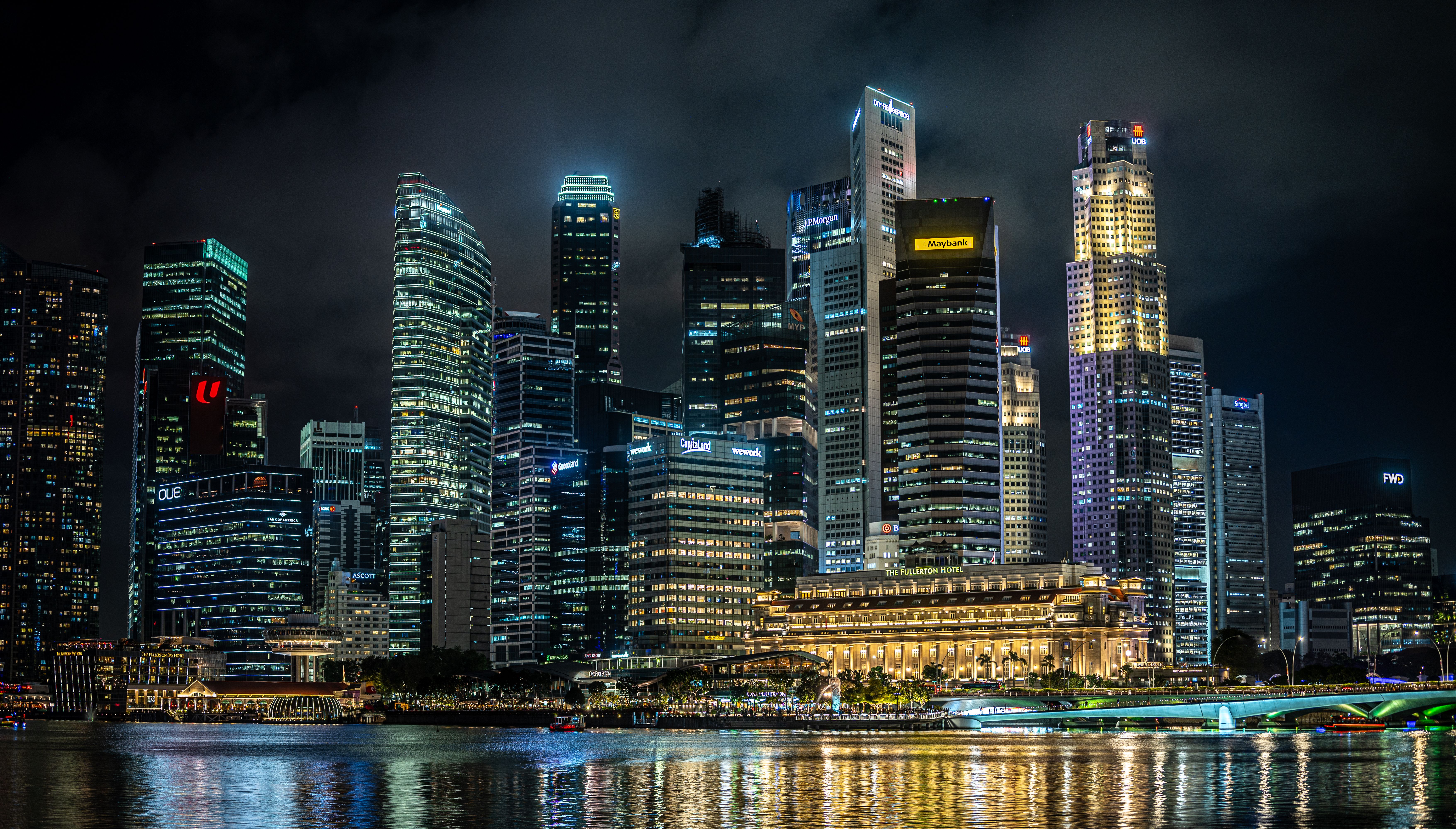 Night Singapore, Marina Bay comes alive with dazzling glow of skyscrapers. cityscape is adorned with vibrant lights, creating mesmerizing spectacle of urban modernity Night Singapore, Marina Bay comes alive with dazzling glow of skyscrapers. cityscape is adorned with vibrant lights, creating mesmerizing spectacle of urban modernity