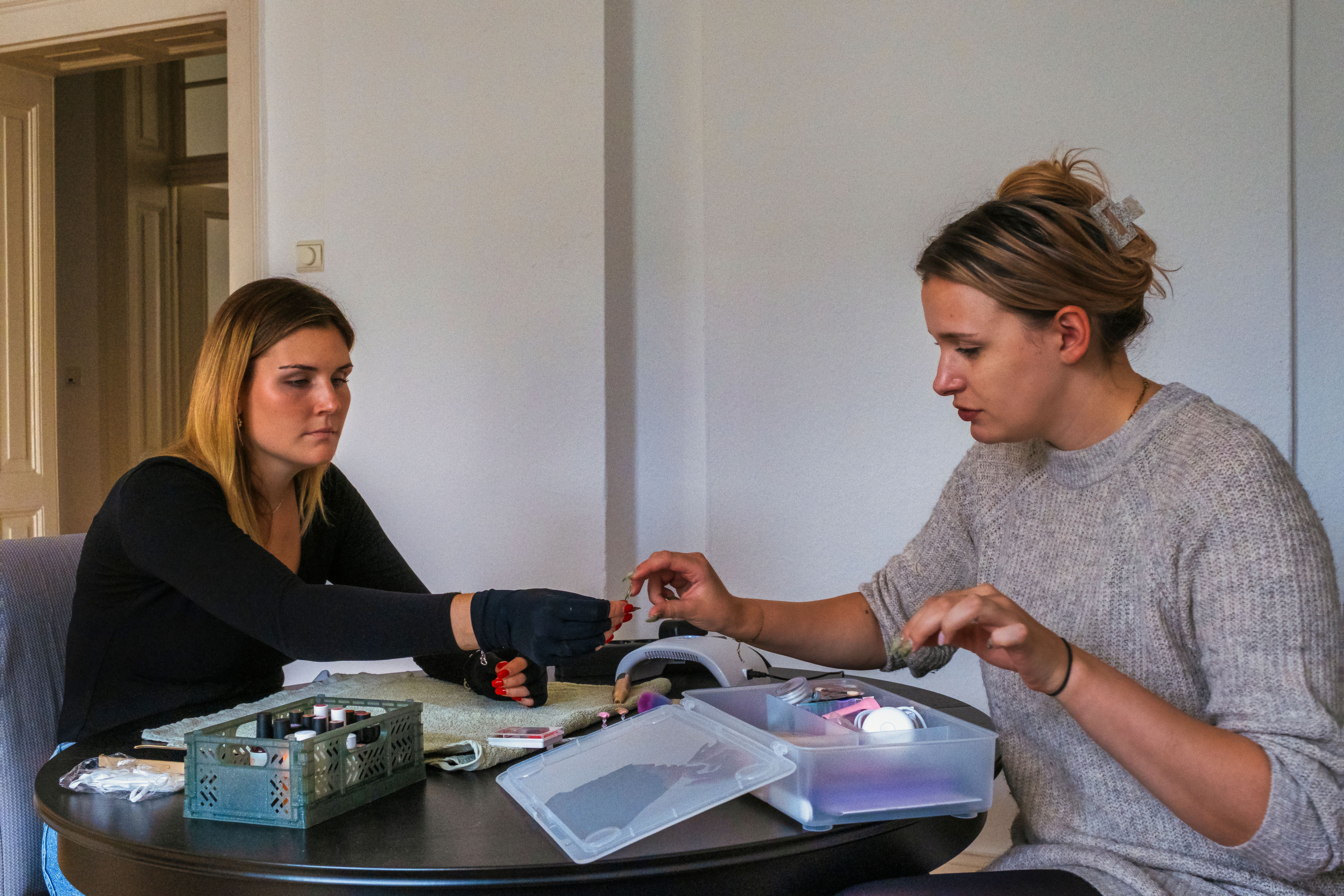 nagelstylist aan het werk