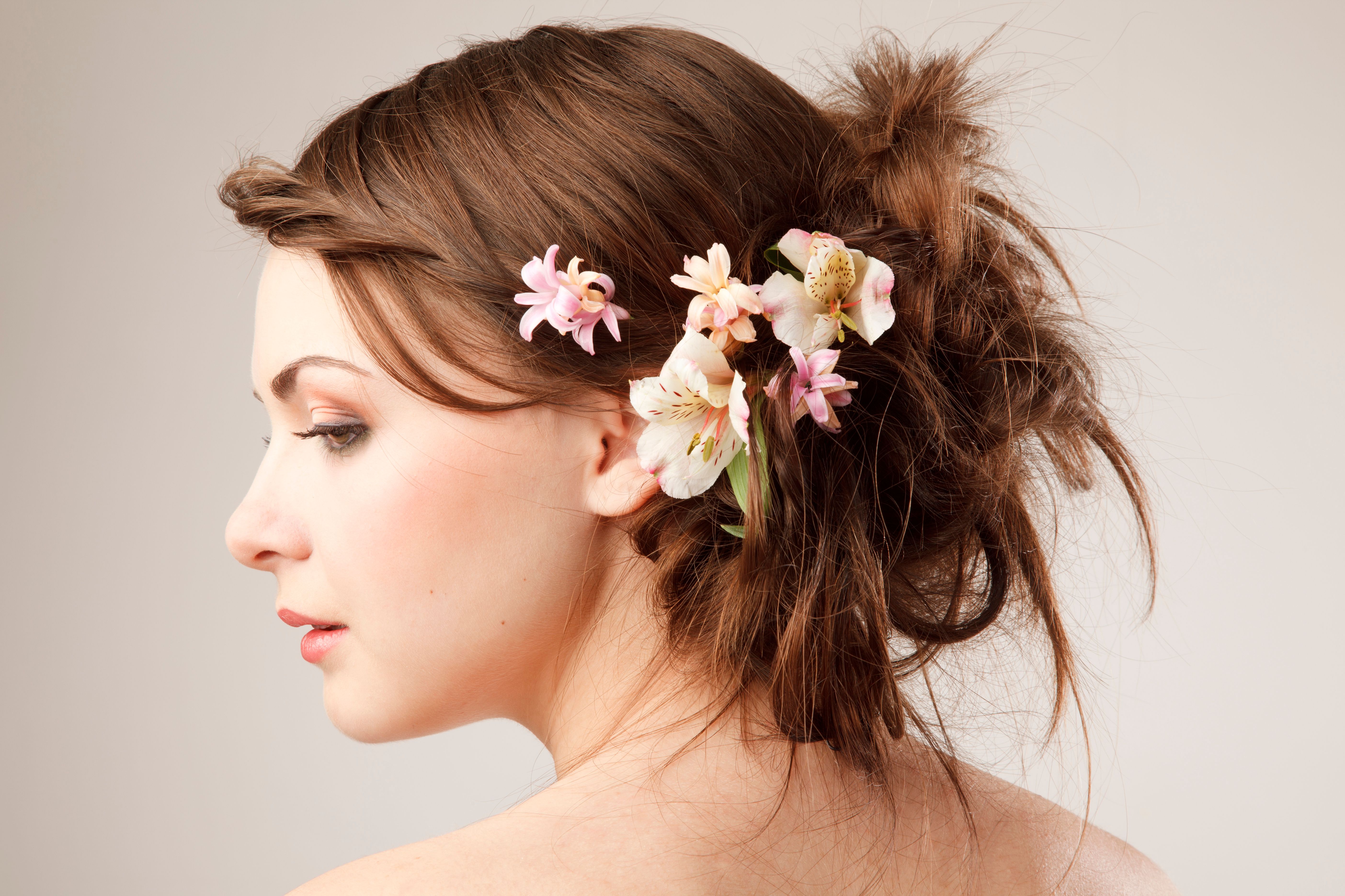 Bridal hairstyle with real flowers
