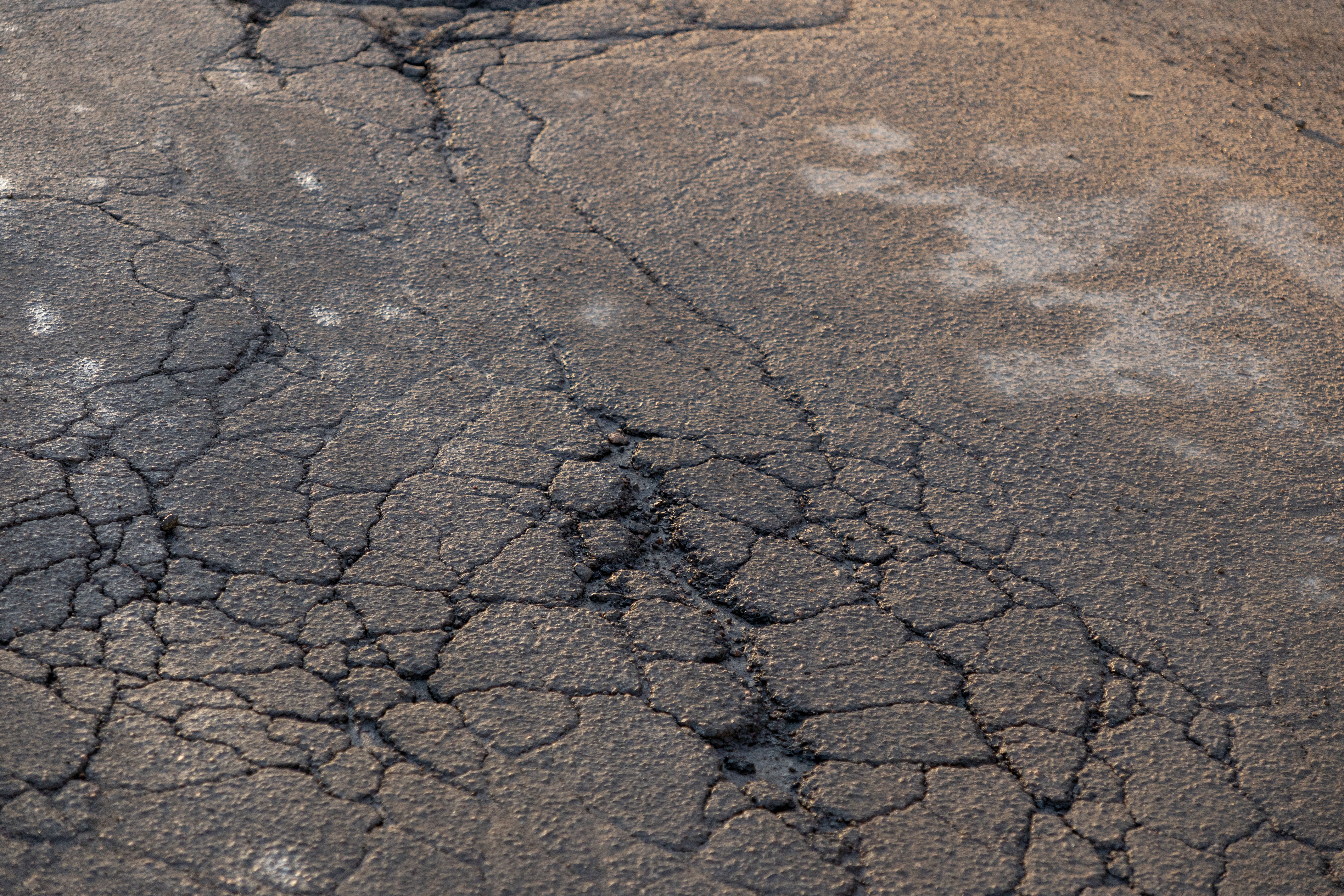 repairing asphalt crack