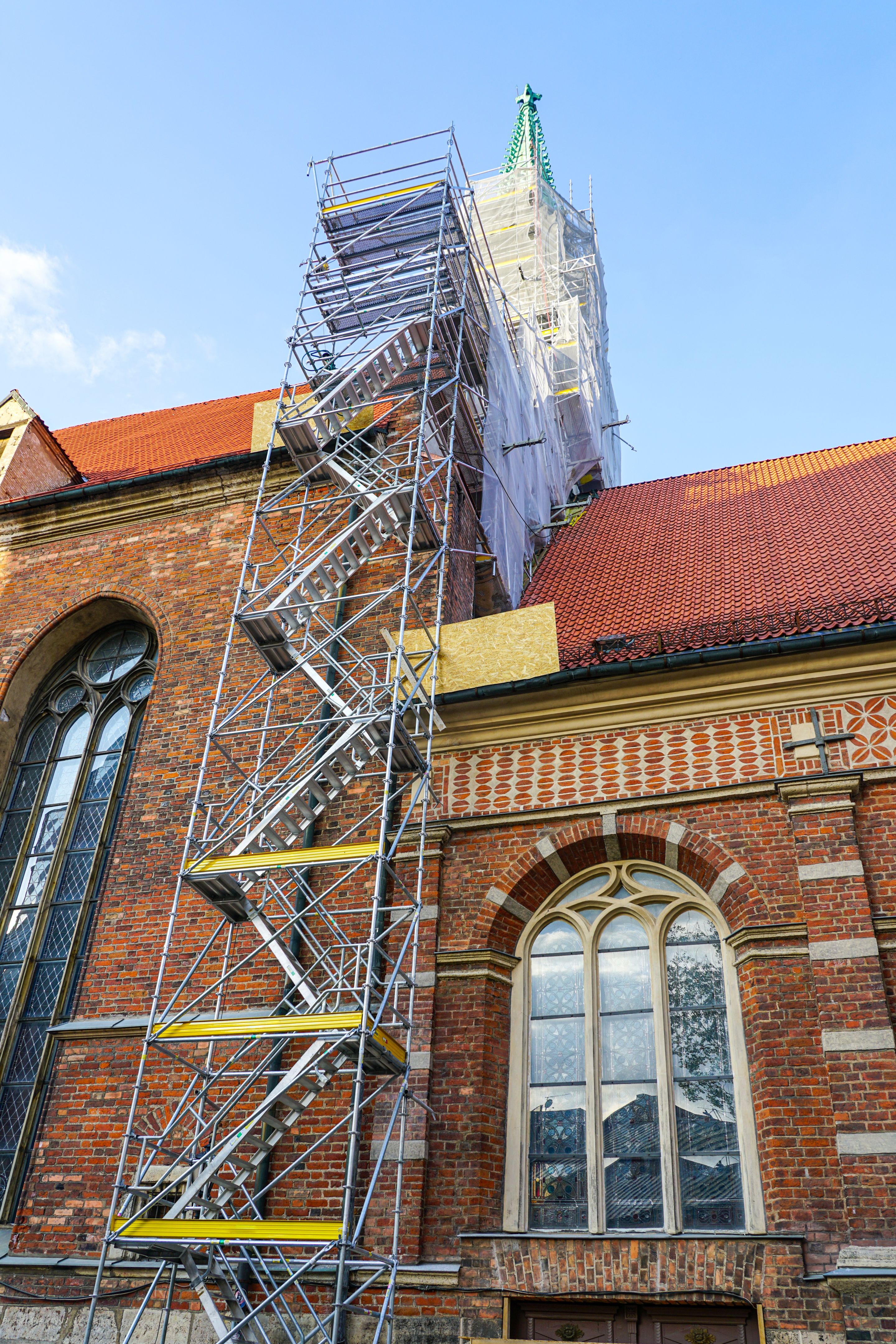 Restauration de la façade d’un clocher d’église historique à l’aide d’échafaudages modernes en tube métallique préfabriqué de très haute hauteur