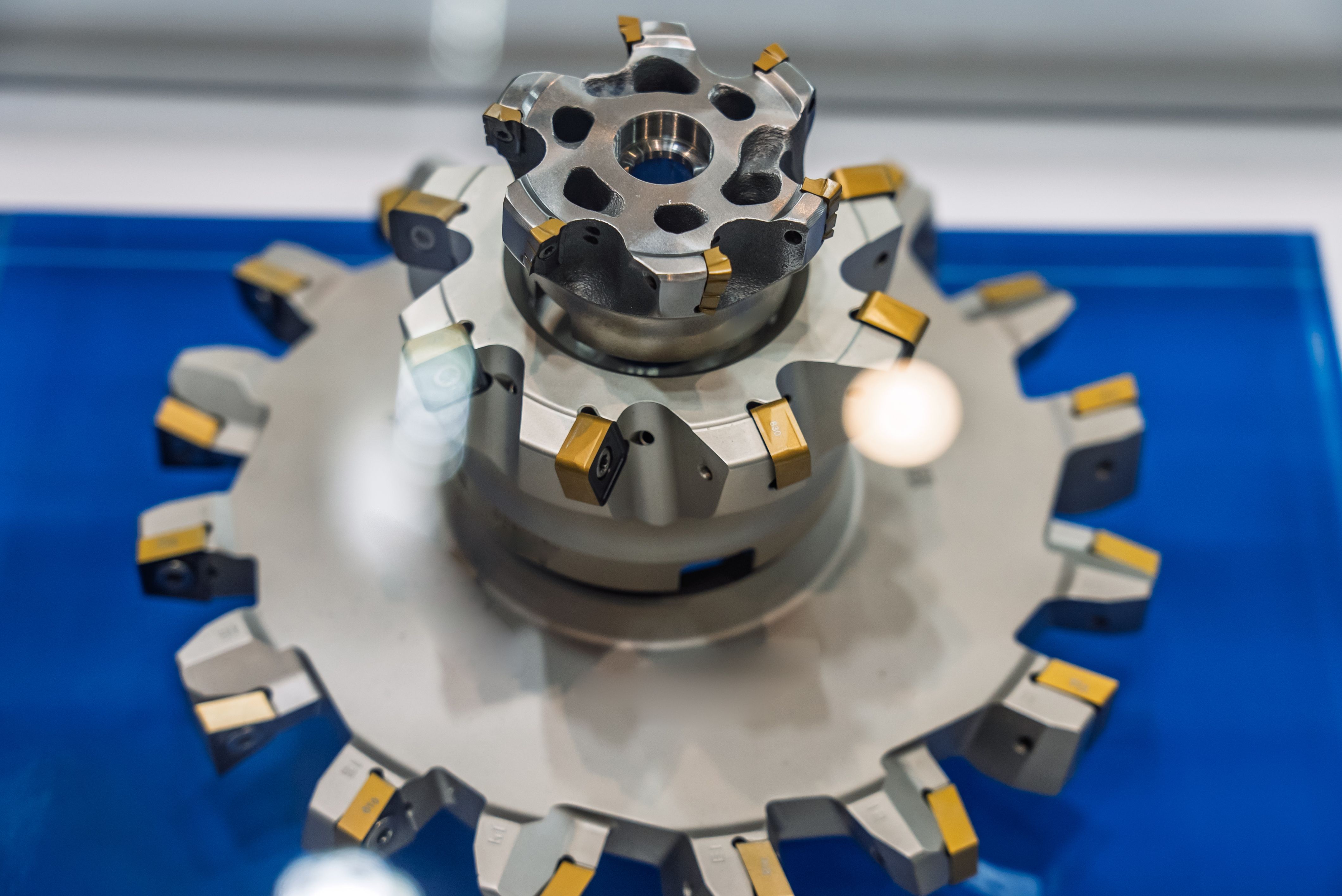 Cutter for cnc machine. Face milling cutter flat square solid carbide endmill tools. Cutting tool for CNC turning and milling machines. Head for processing materials with cutting inserts. Cutter for cnc machine. Face milling cutter flat square solid carbide endmill tools. Cutting tool for CNC turning and milling machines. Head for processing materials with cutting inserts.