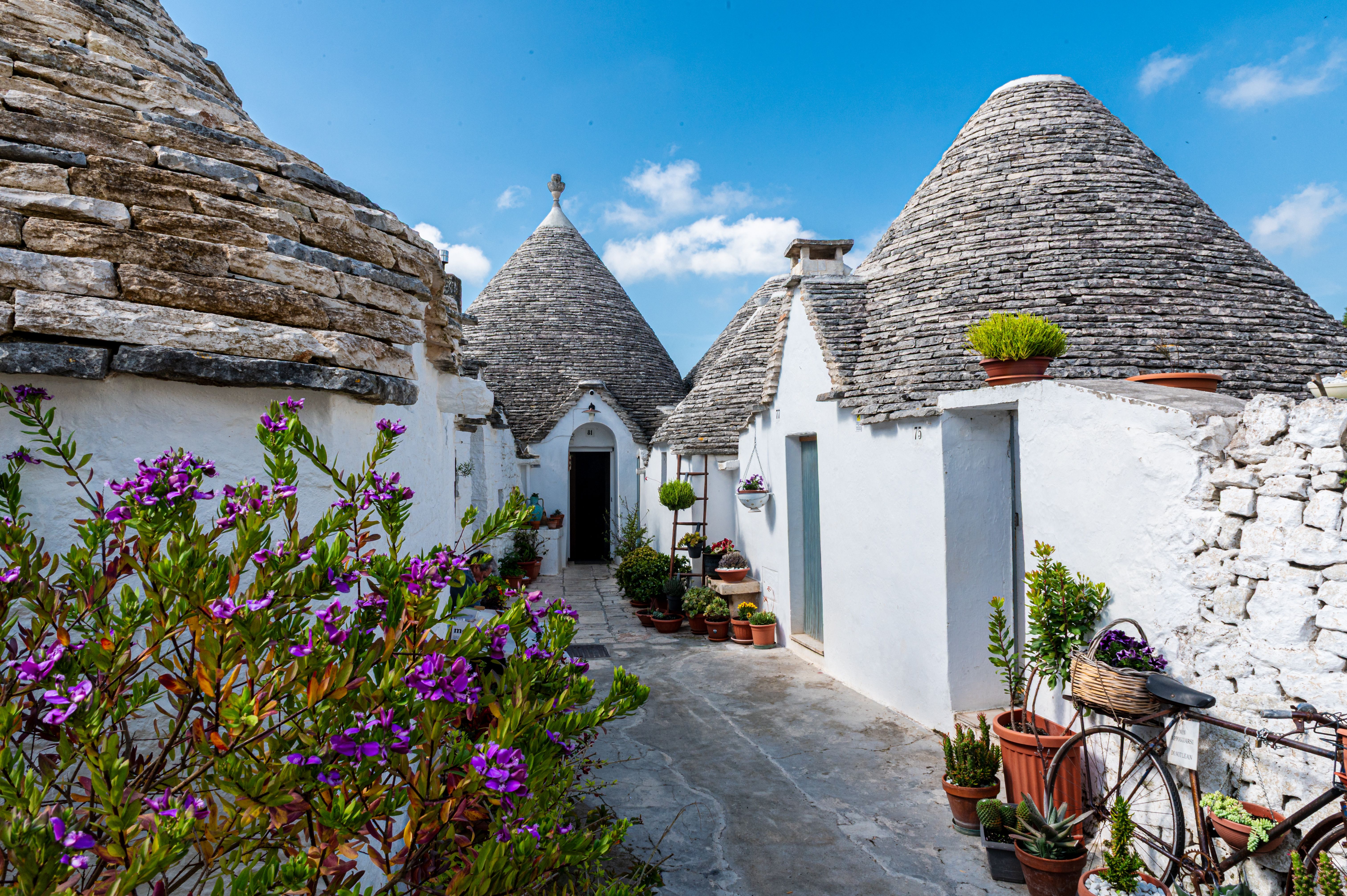 Narrow dead end street of Alberobello, Pugli a,Italy