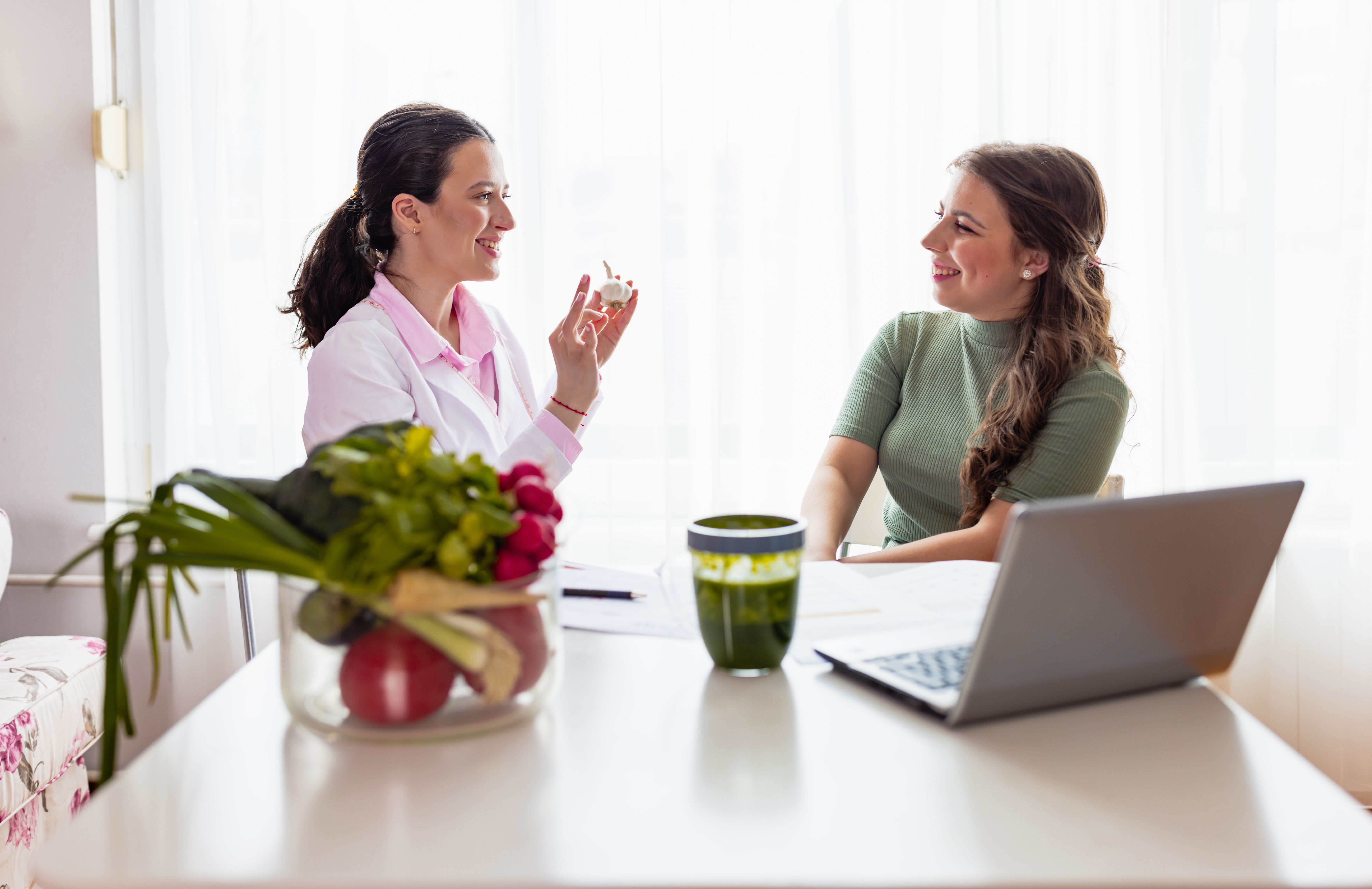 Collaborative approach to nutrition with a young female nutritionist in her clinic