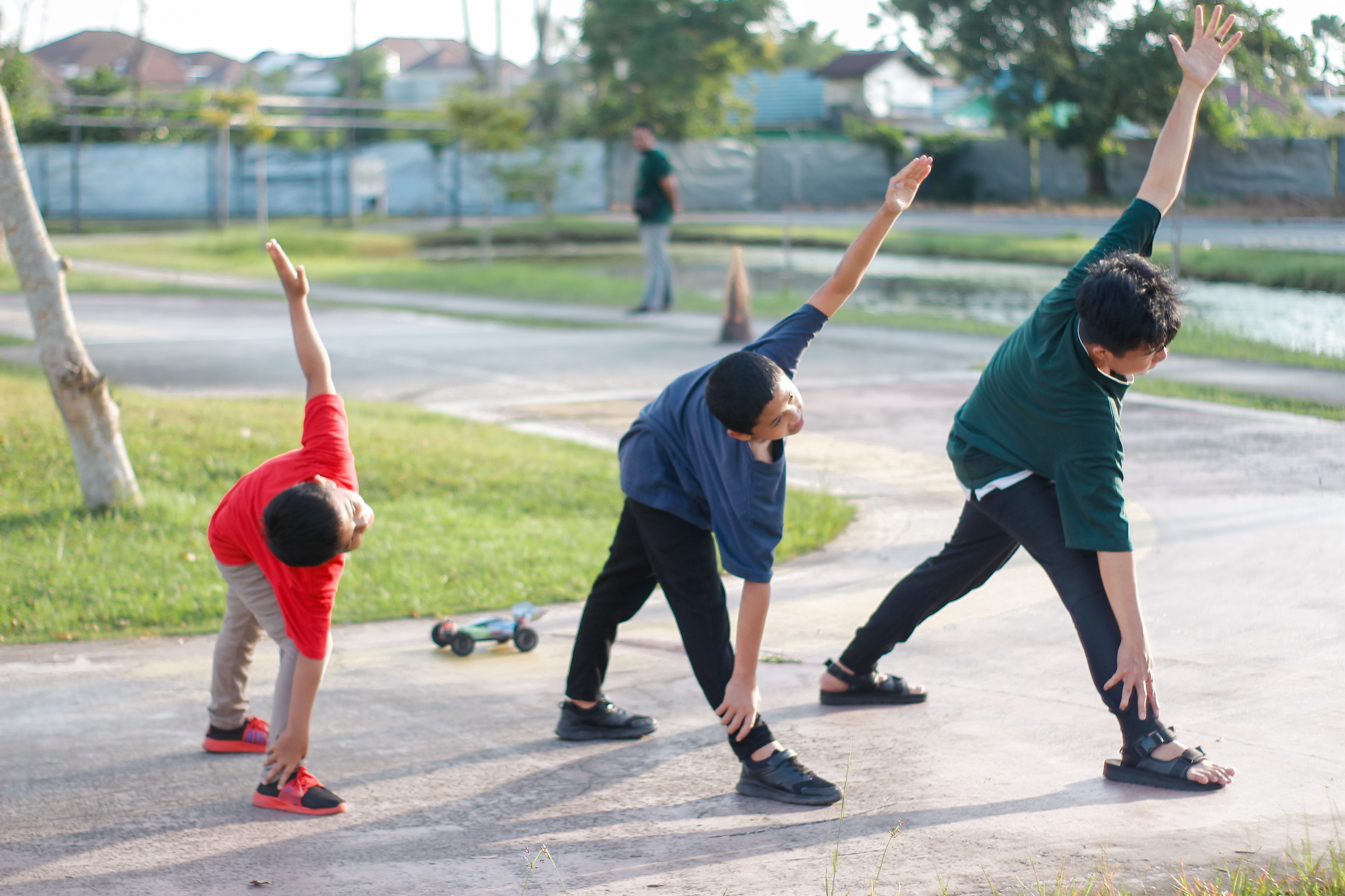 crianças exercitando-se
