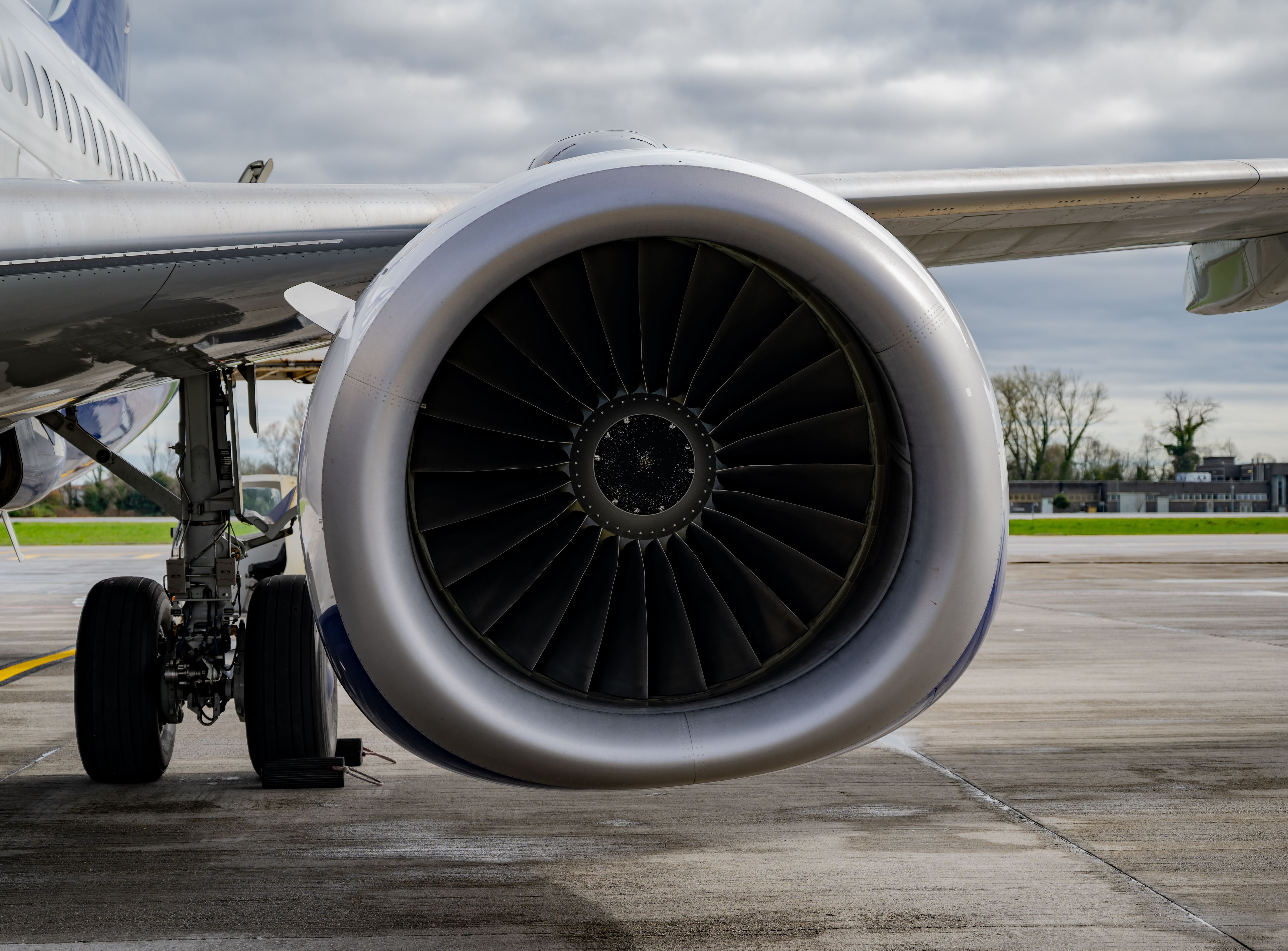 Gros plan d’un moteur à réaction d’avion par temps couvert