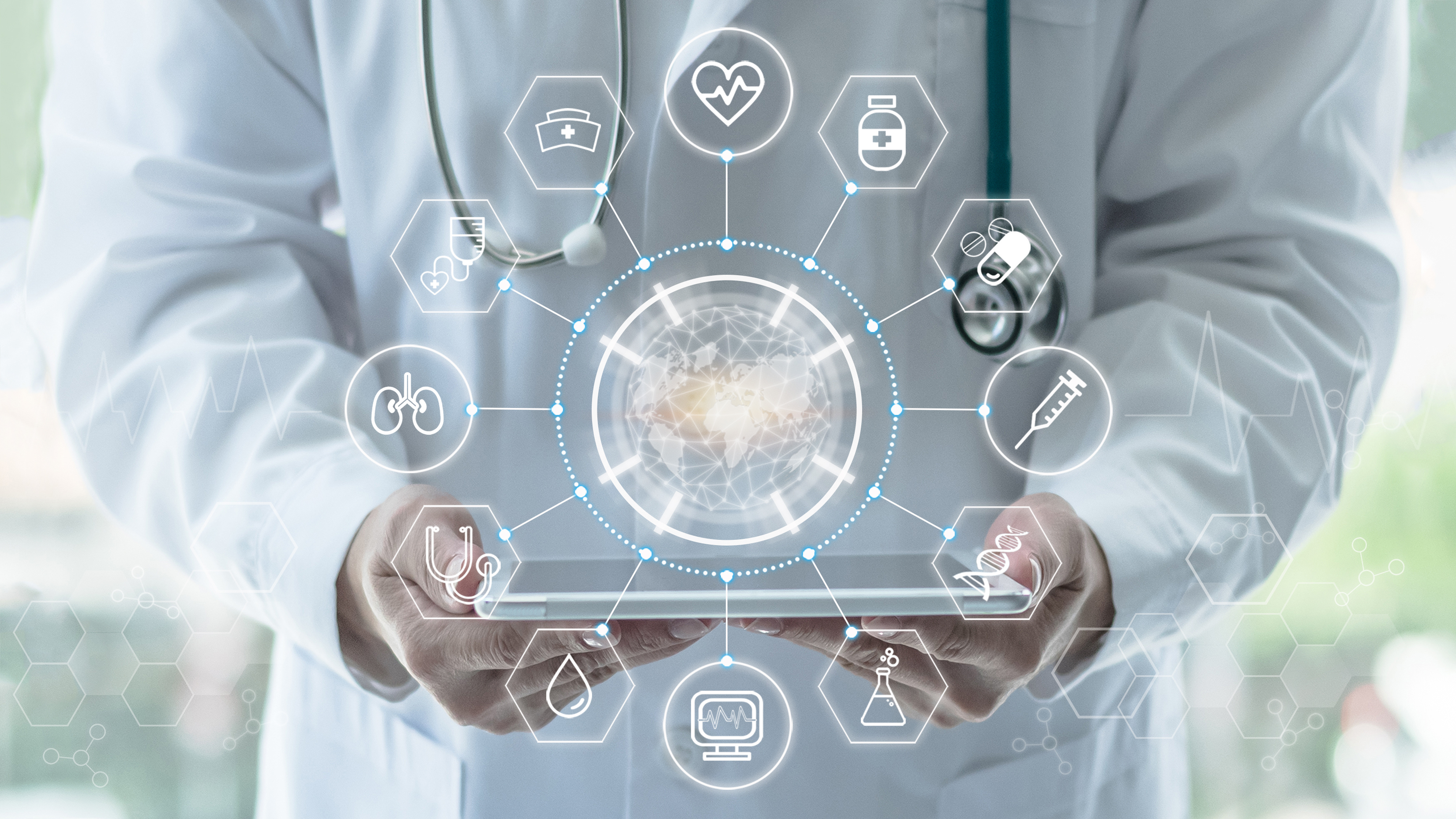 Ciencia de la tecnología médica, innovadora tecnología iot global healthcare ai, Día Mundial de la Salud con médico en telesalud, servicio de telemedicina analizando en línea en EHR, EMR paciente digita datos en tableta en laboratorio