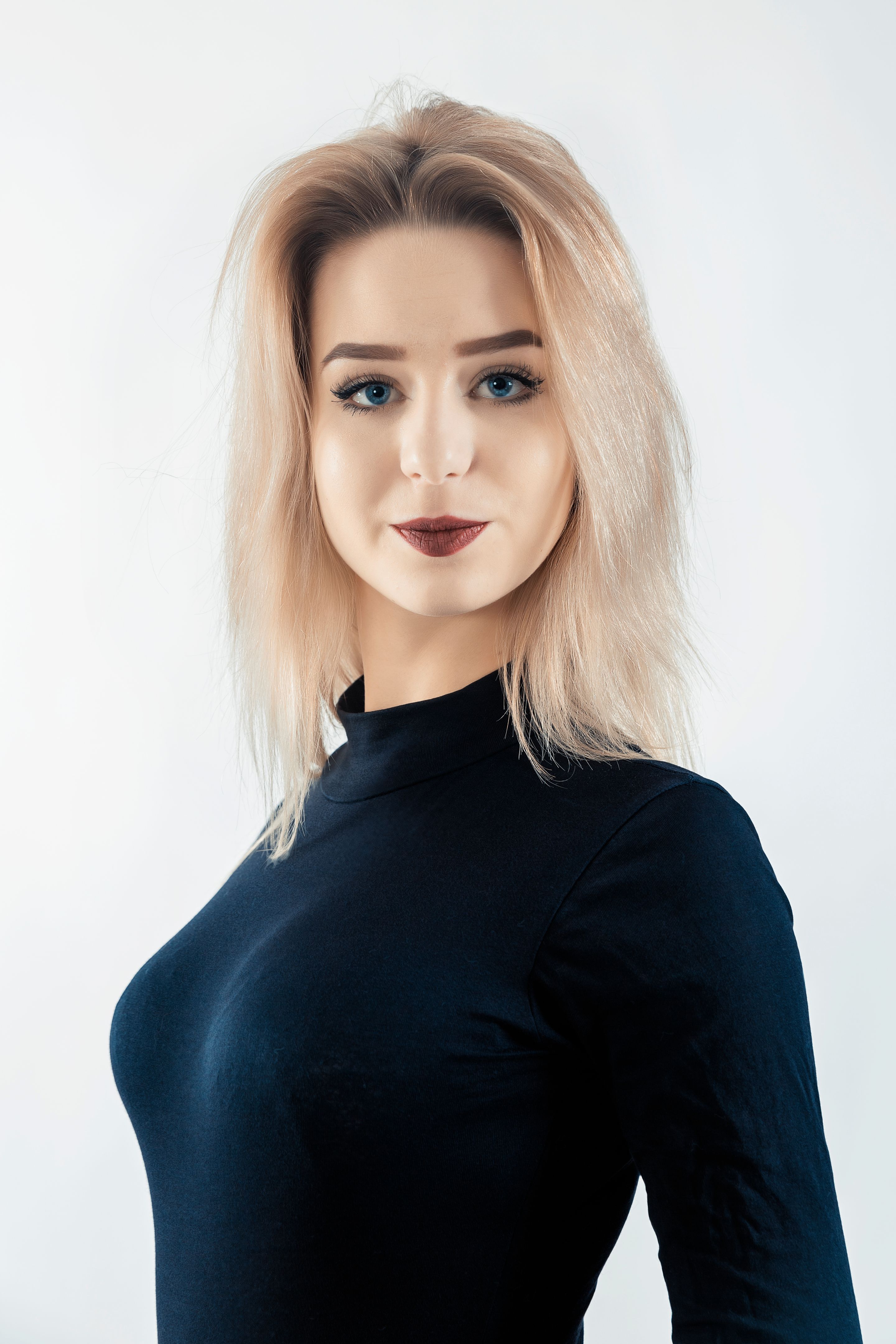 Vamp style - Blonde woman in black