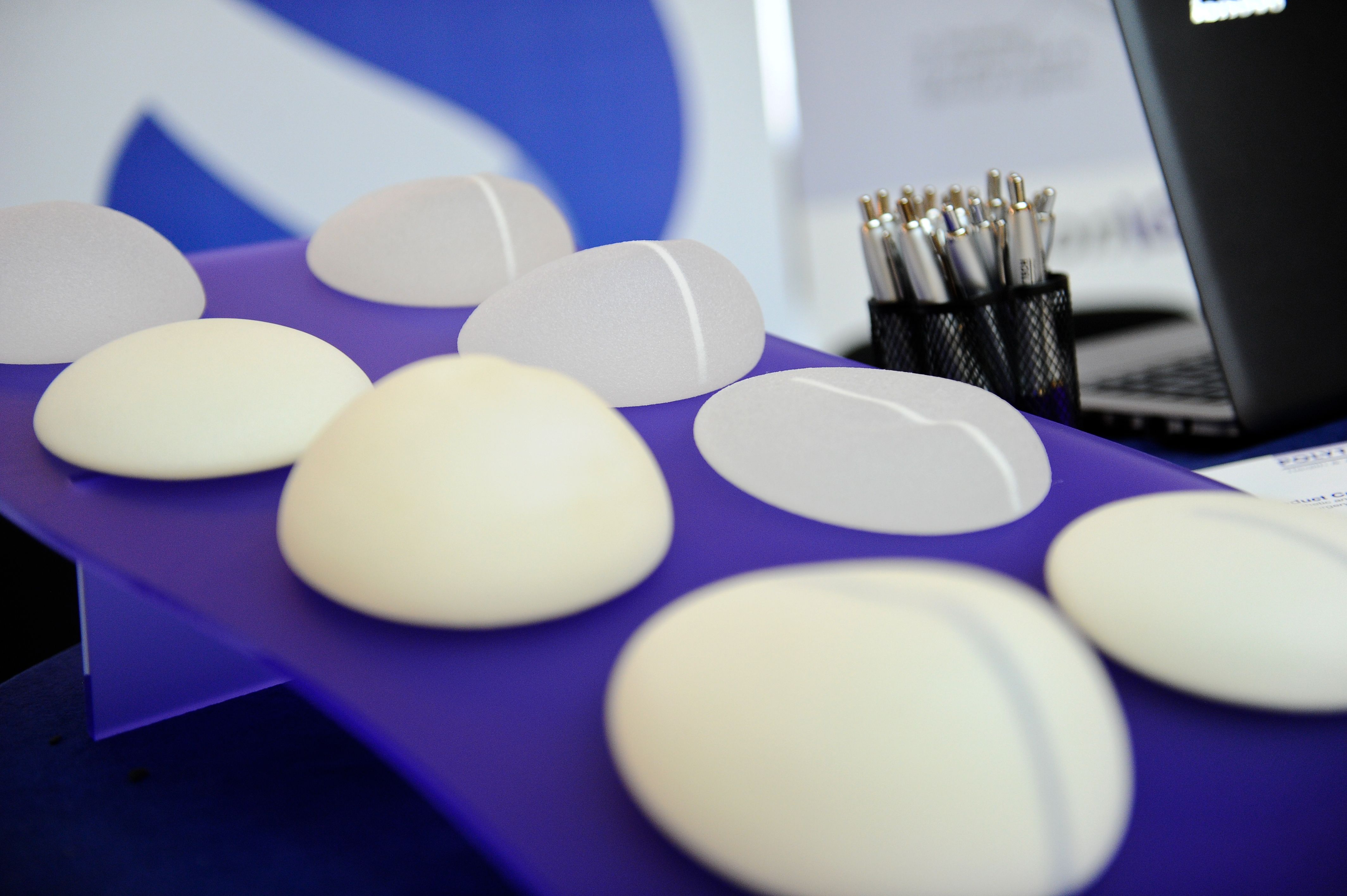 Diferentes tipos de próteses mamárias de silicone