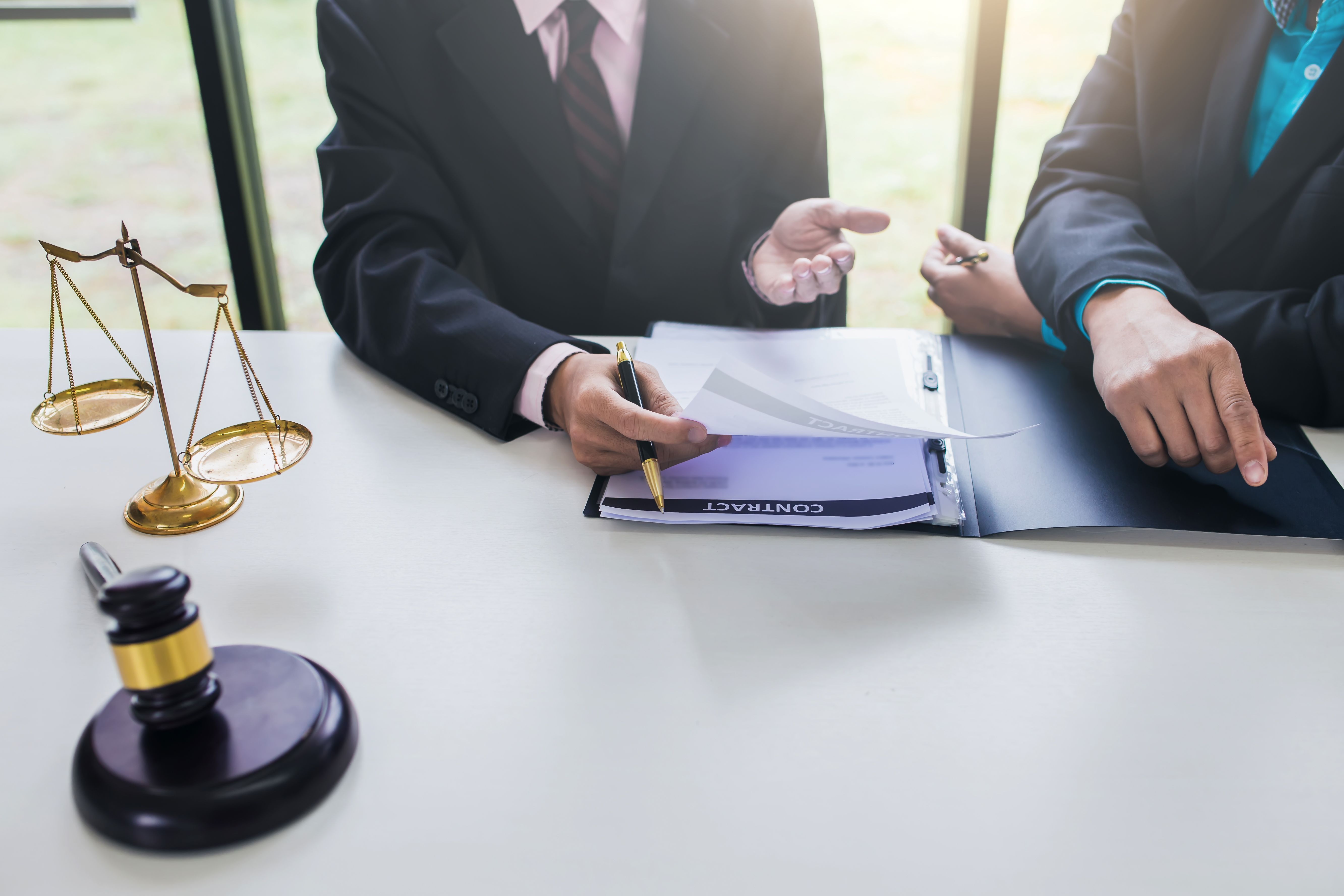 Los abogados discuten juntos en el trabajo.