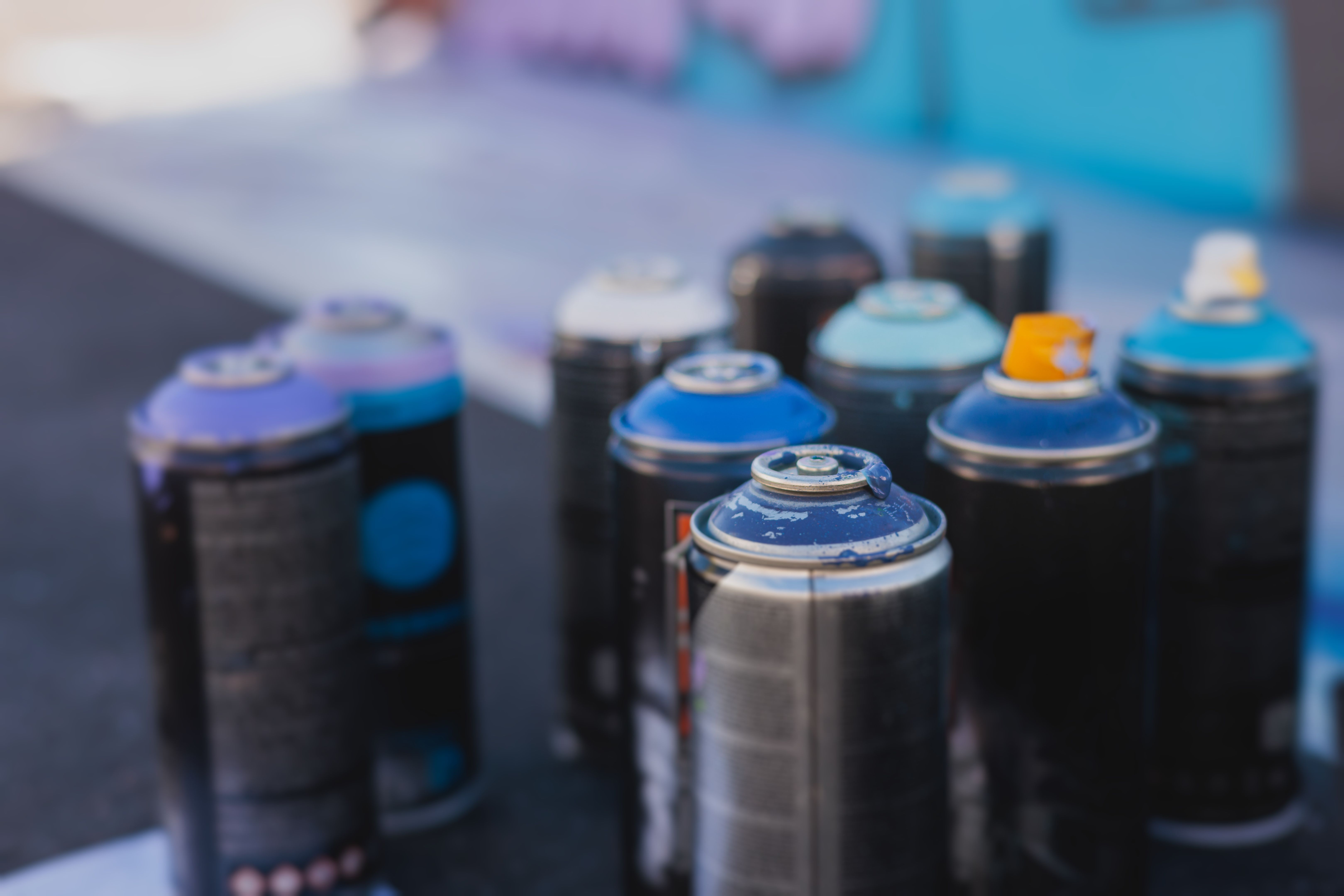 Farbspraydosen auf dem Boden eines Graffiti-Workshops in Stuttgart – bereit zum Einsatz.