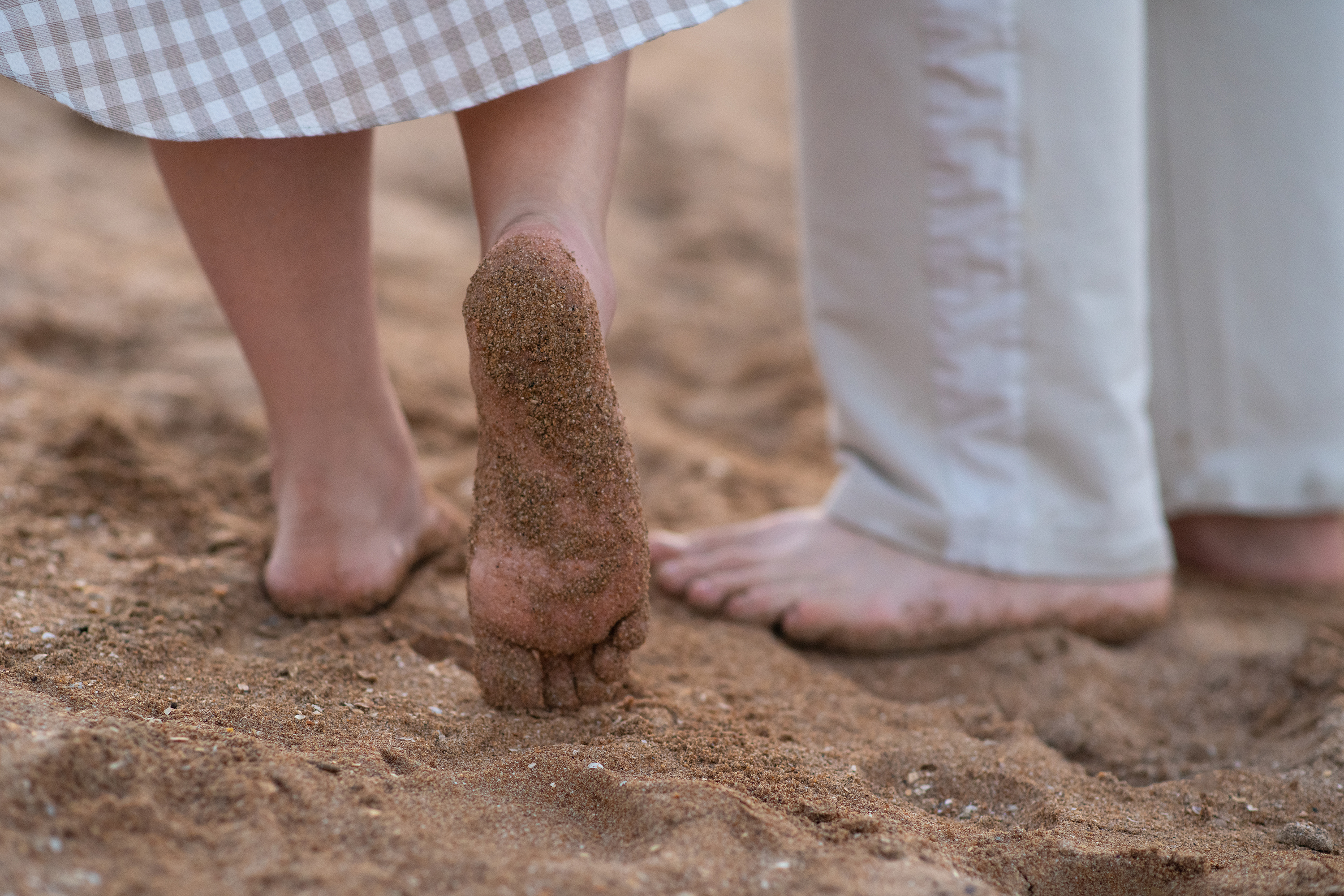 The sand on feet and heels on the coast The sand on feet and heels on the coast