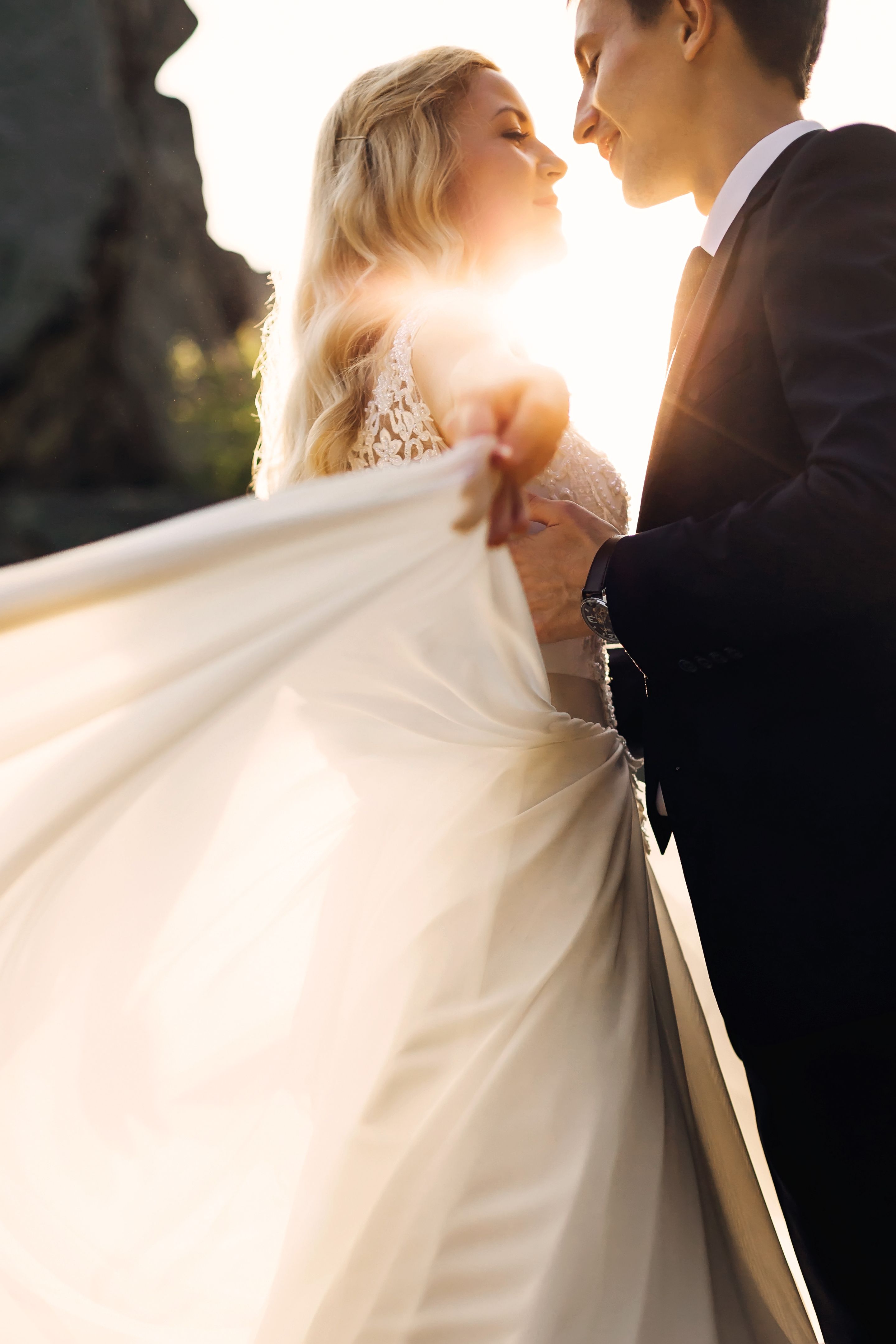 Natural portrait of bride and groom dancing in sunlights