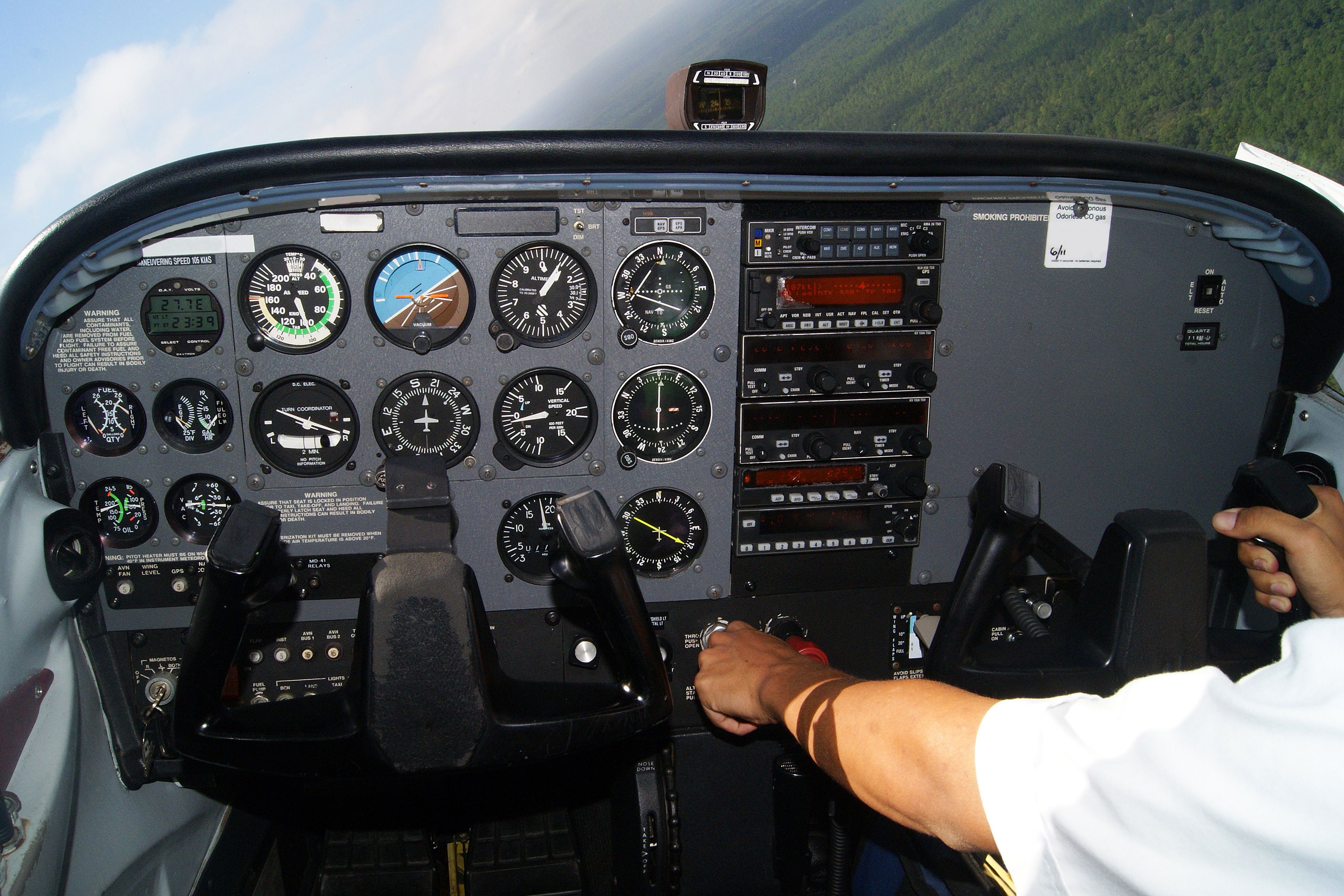 Cessna 172 Steep turn - Cockpit view. Cessna 172 Steep turn - Cockpit view.