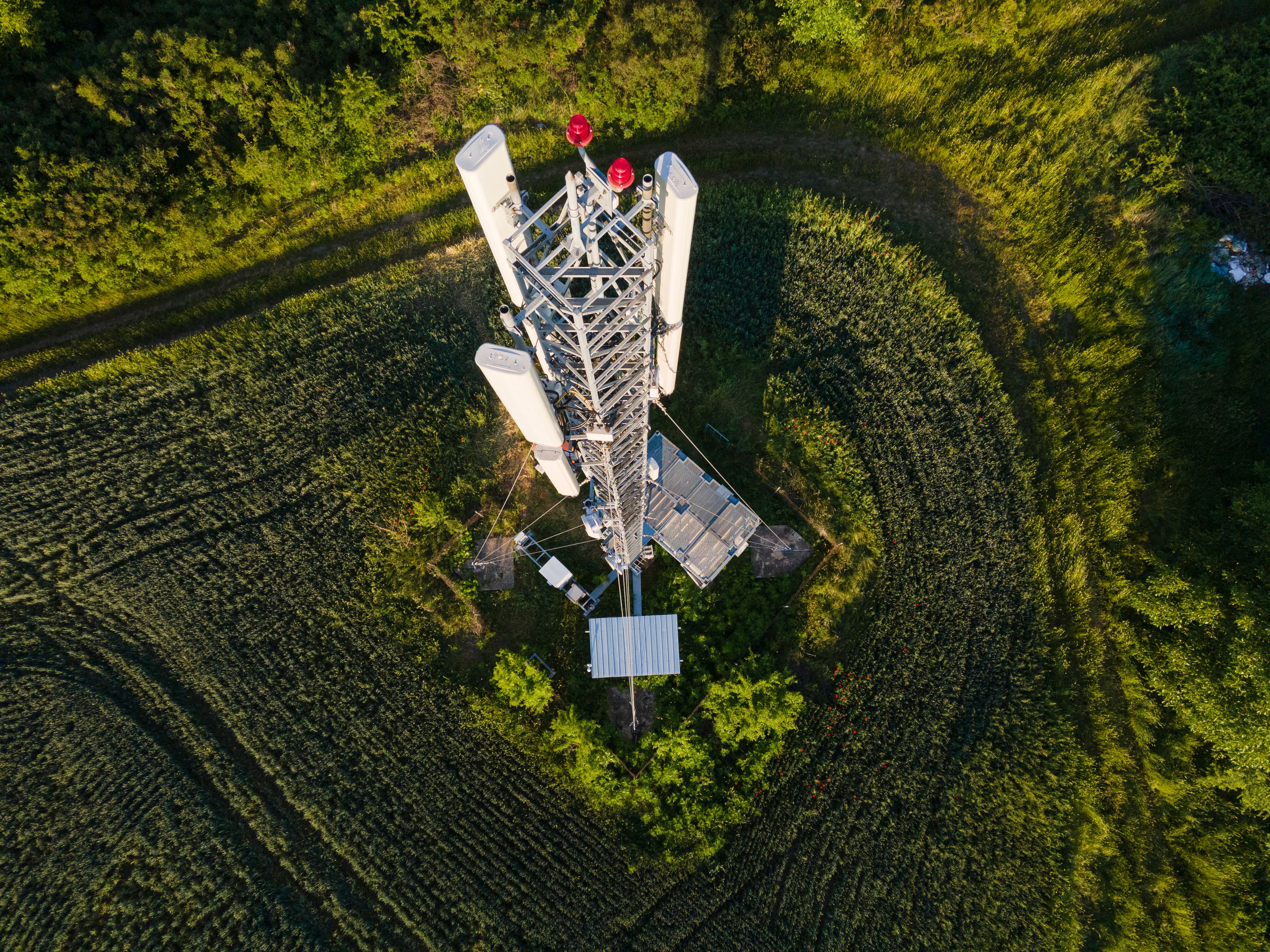 Pylône de télécommunication dans la verdure, vue aérienne.