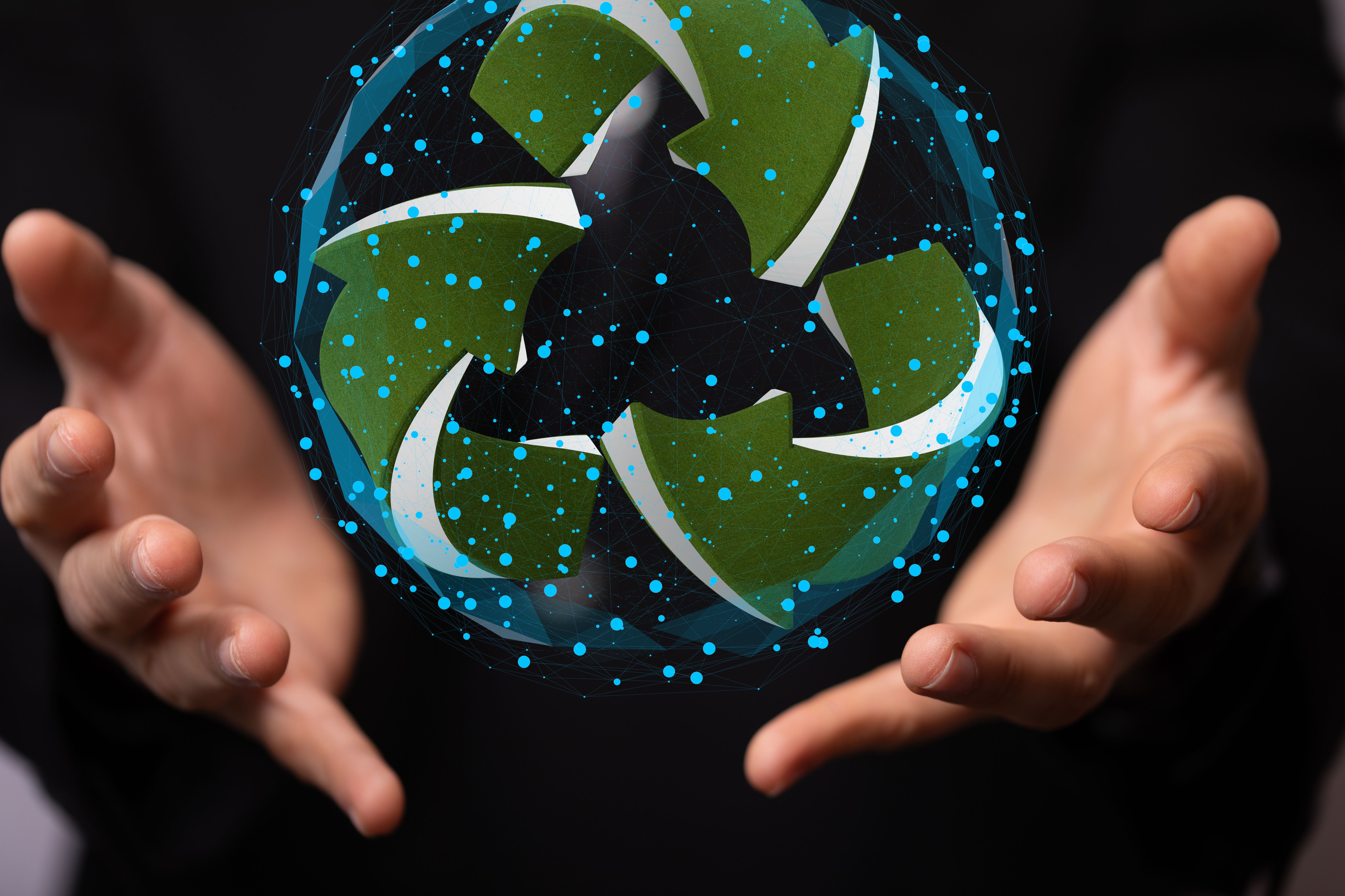 Cartel digital de reciclaje renderizado en 3D en color verde flotando entre las manos de una persona