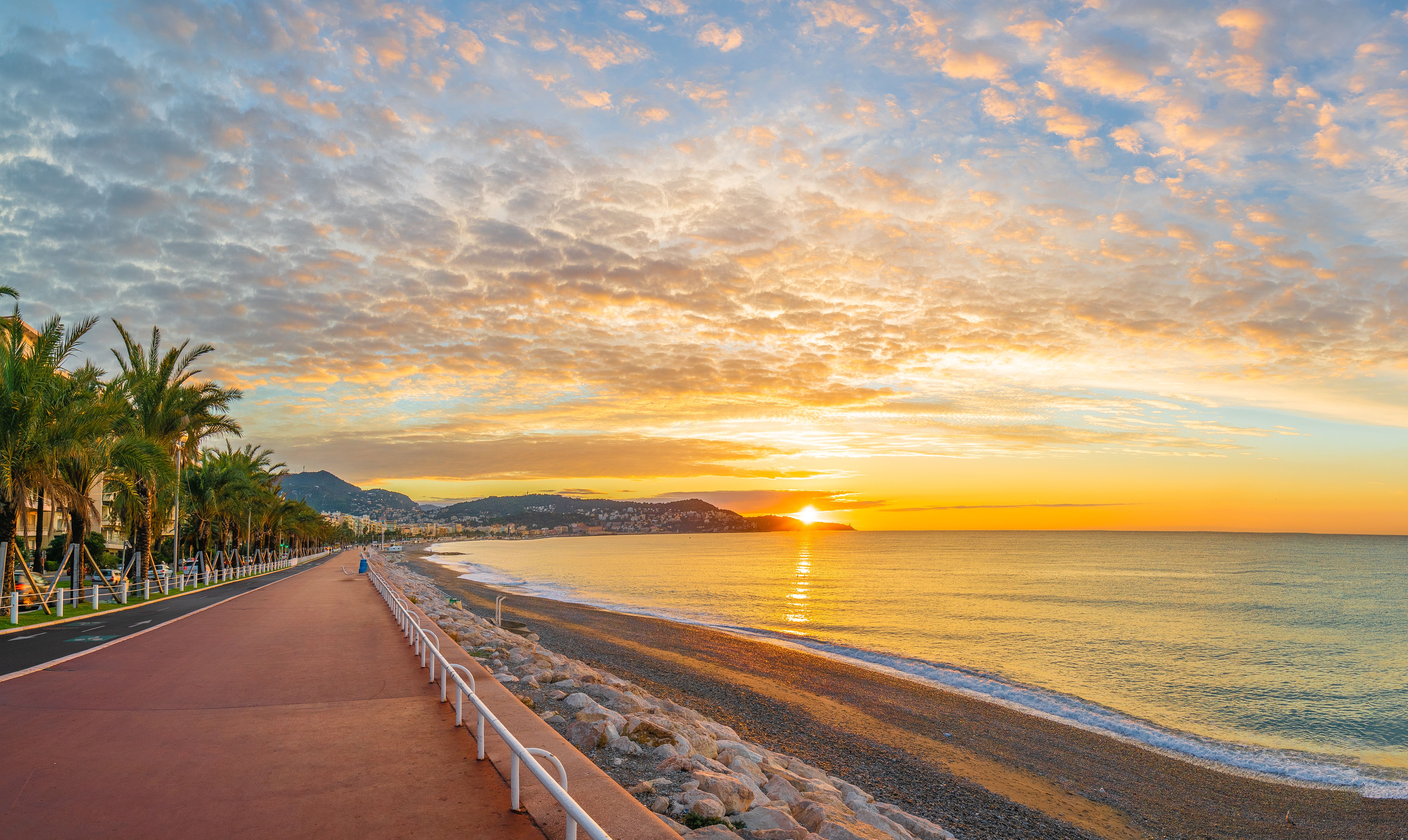 Paysage avec le lever de soleil coloré à Nice