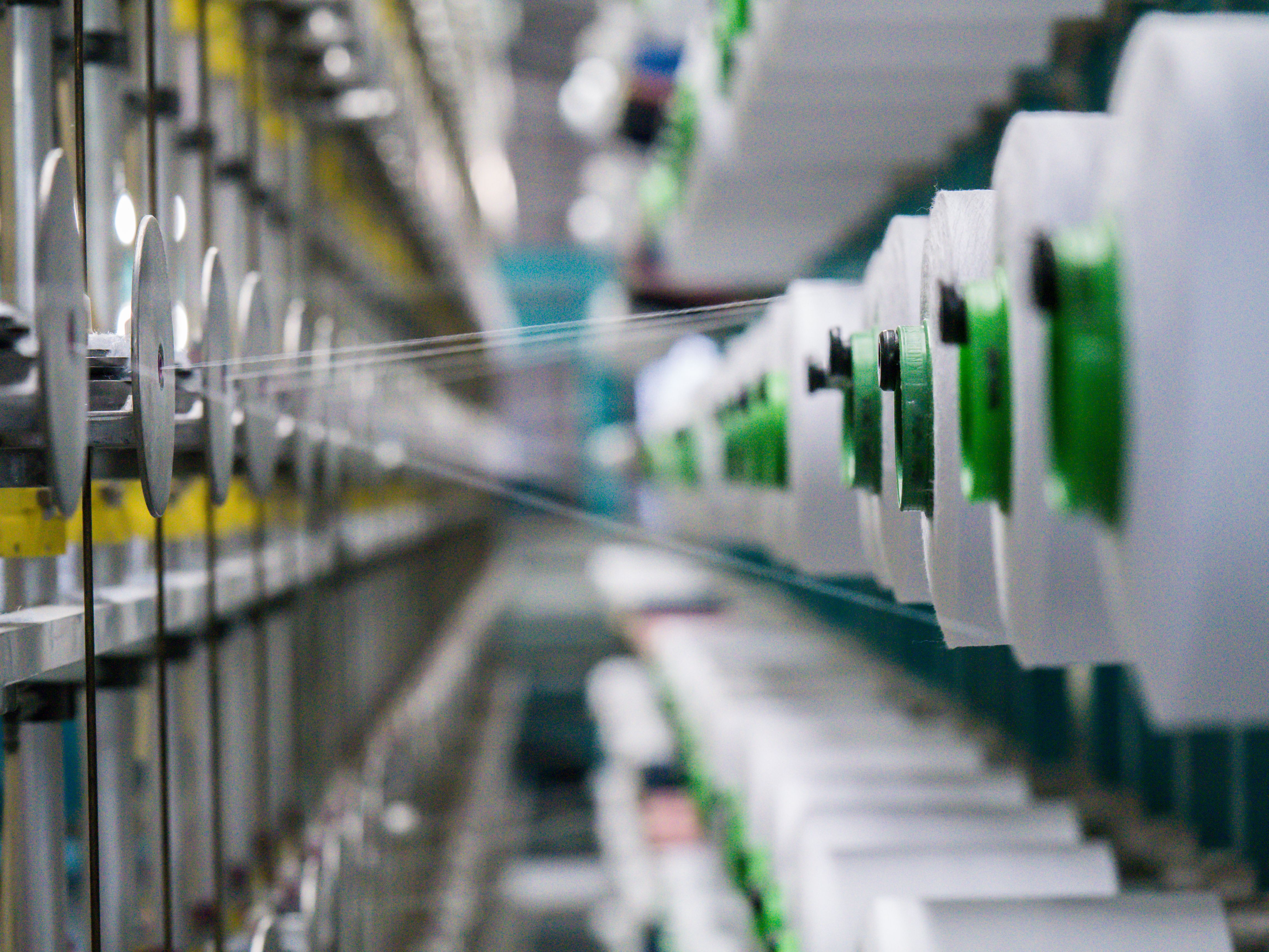 Des bobines de fil écru de machine industrielle de déformation dans l’usine de textile