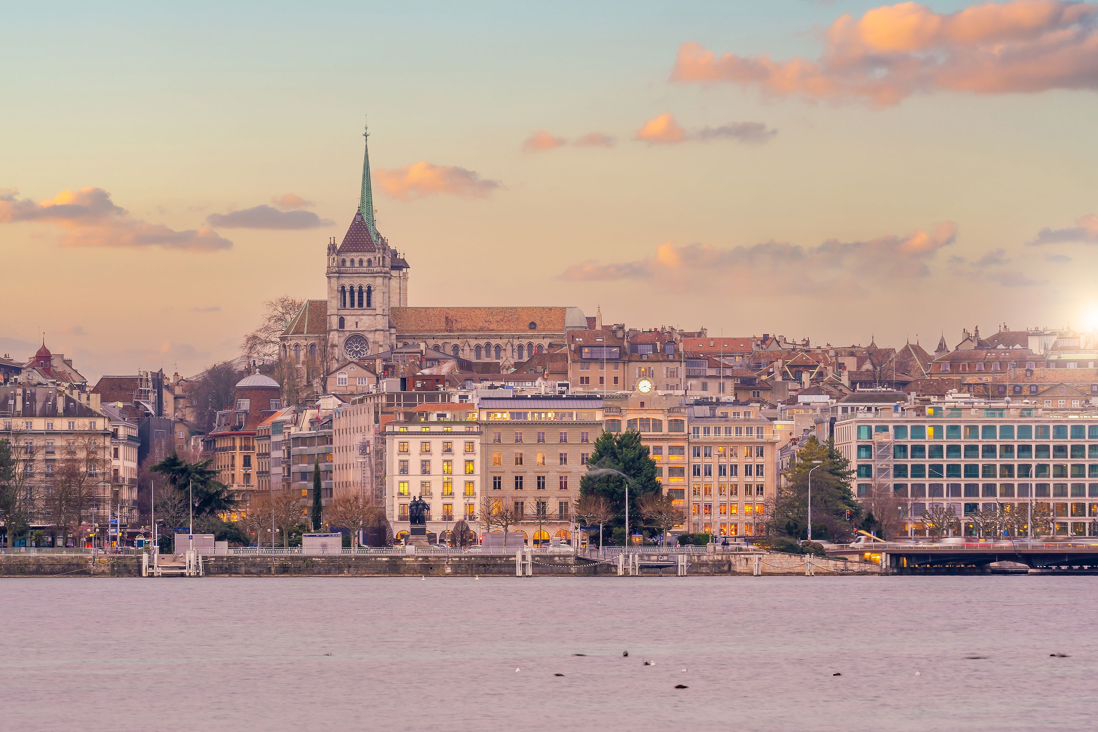 Horizon urbain de Genève avec le lac Léman, panorama de la ville en Suisse. Horizon urbain de Genève avec le lac Léman, panorama de la ville en Suisse.