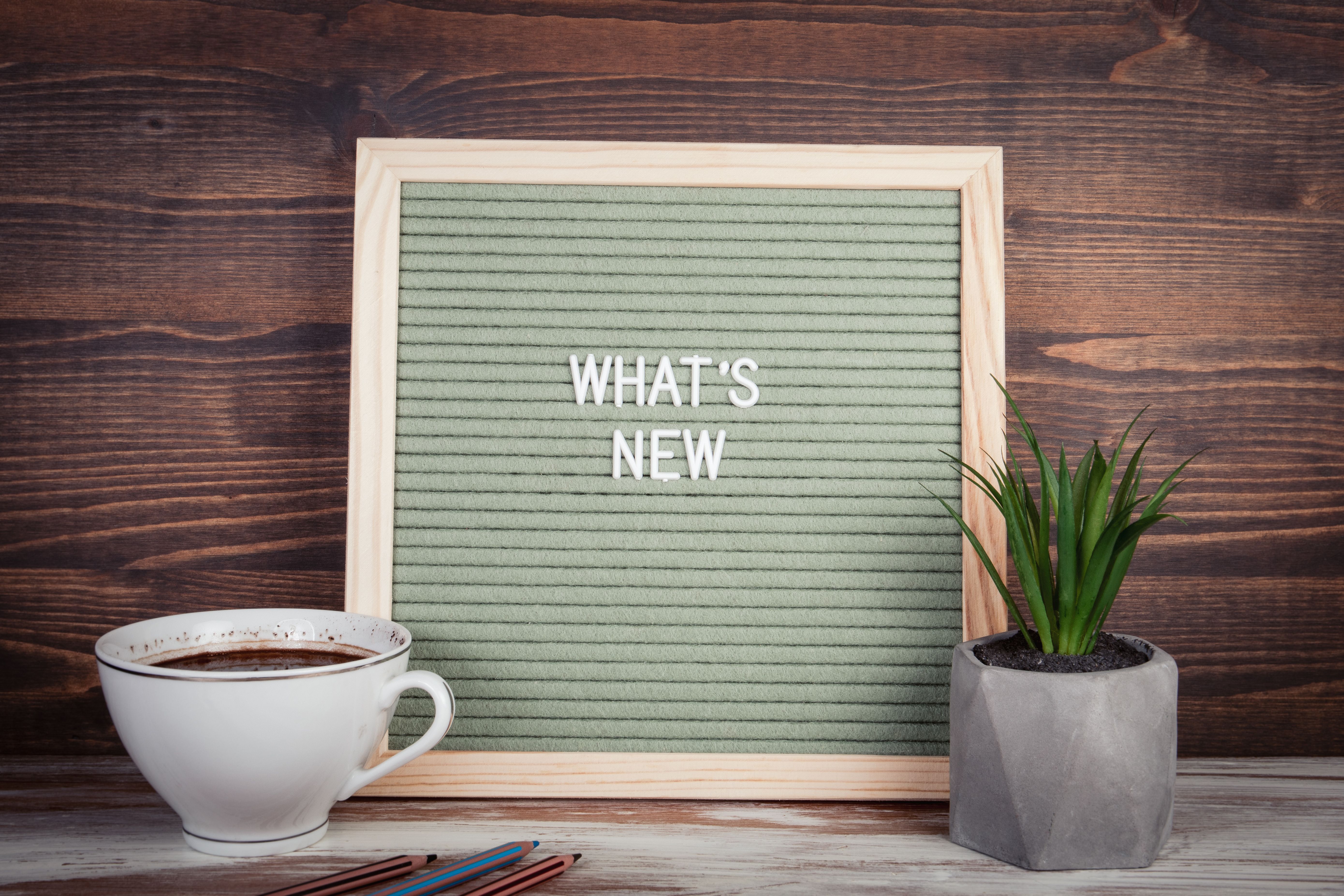 Was ist neu? Kommunikations-, Geschäfts- und Wissenskonzept. Holztisch