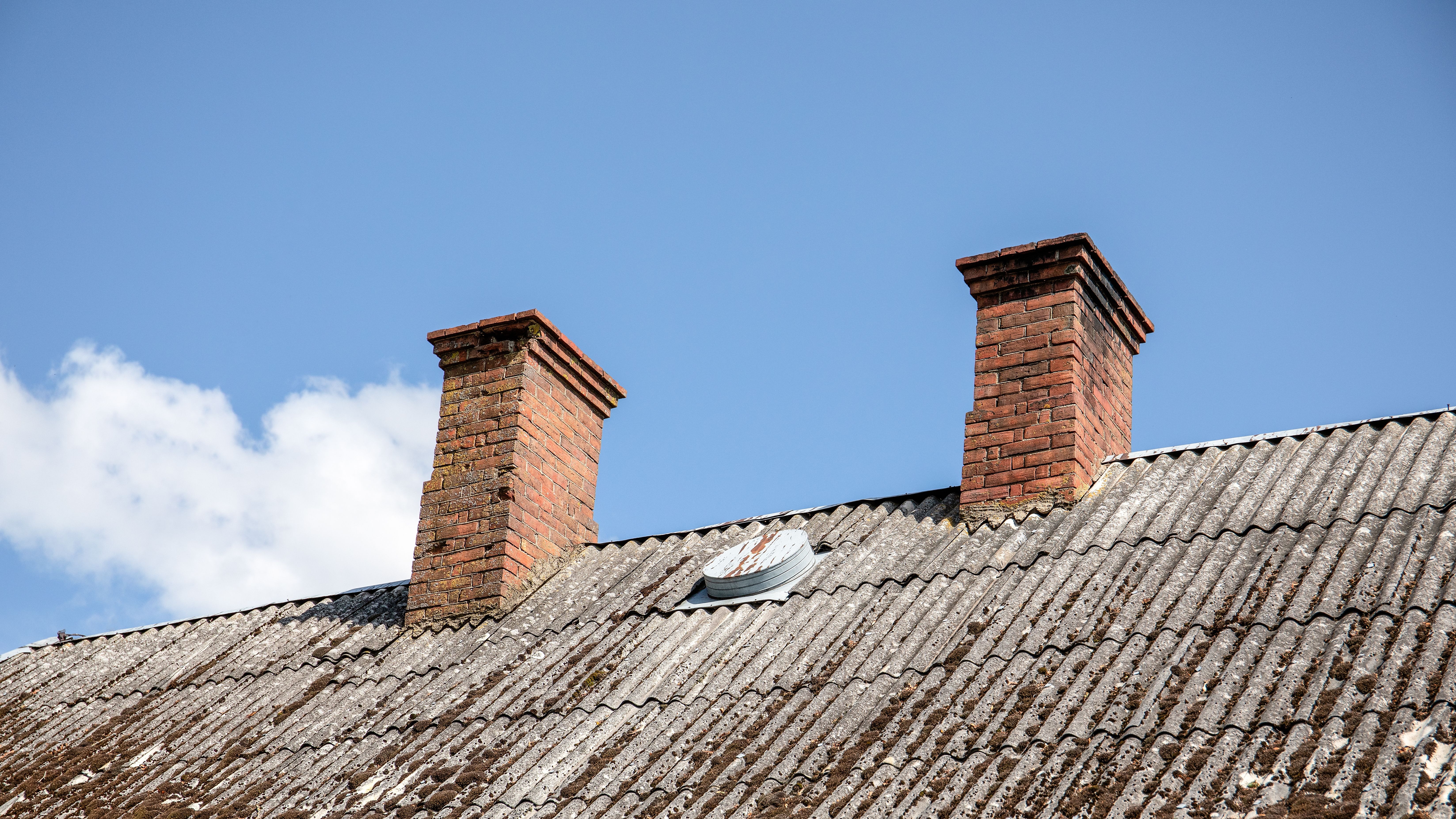 Cheminée sur un toit d'une vieille maison résidentielle