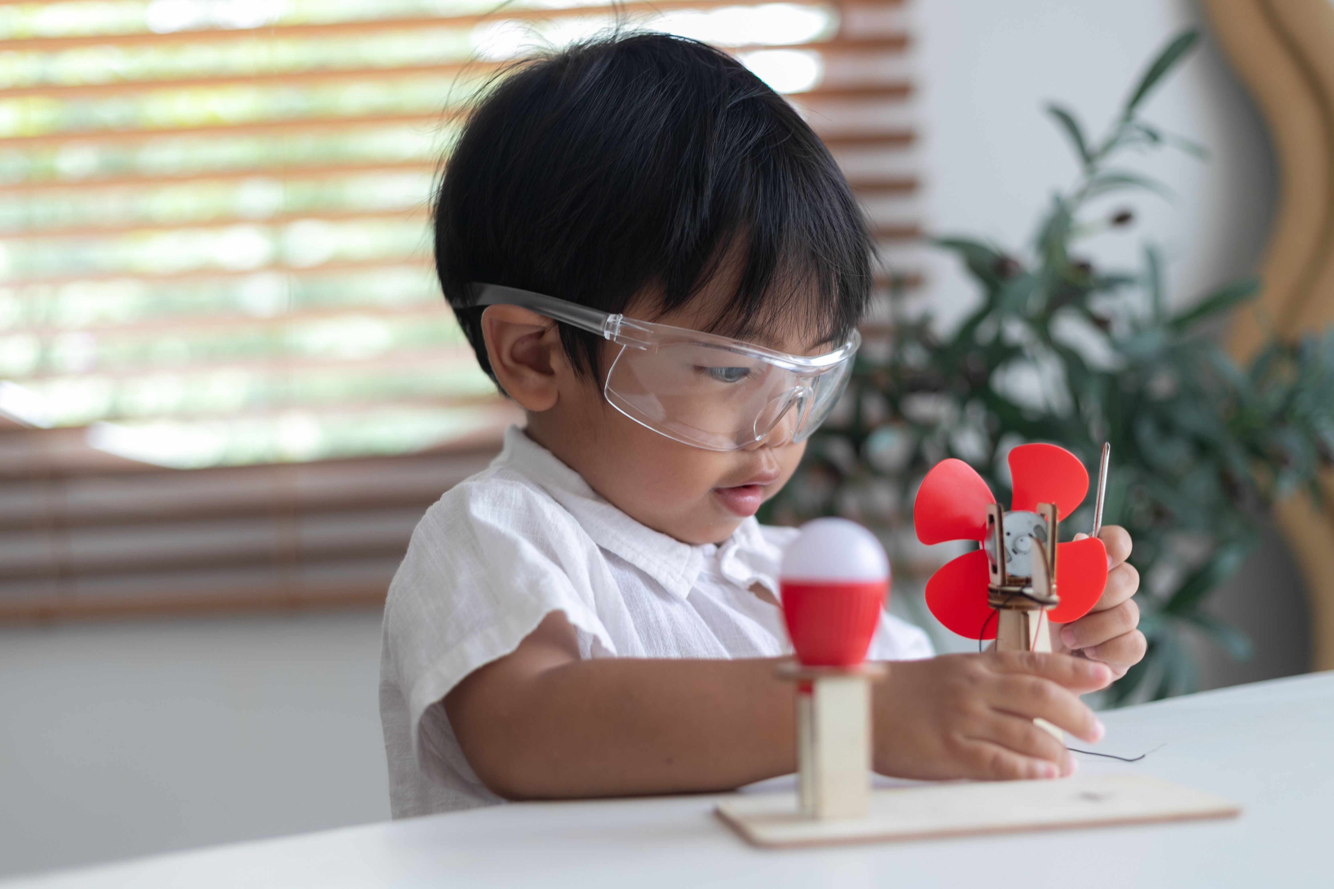 child learning science