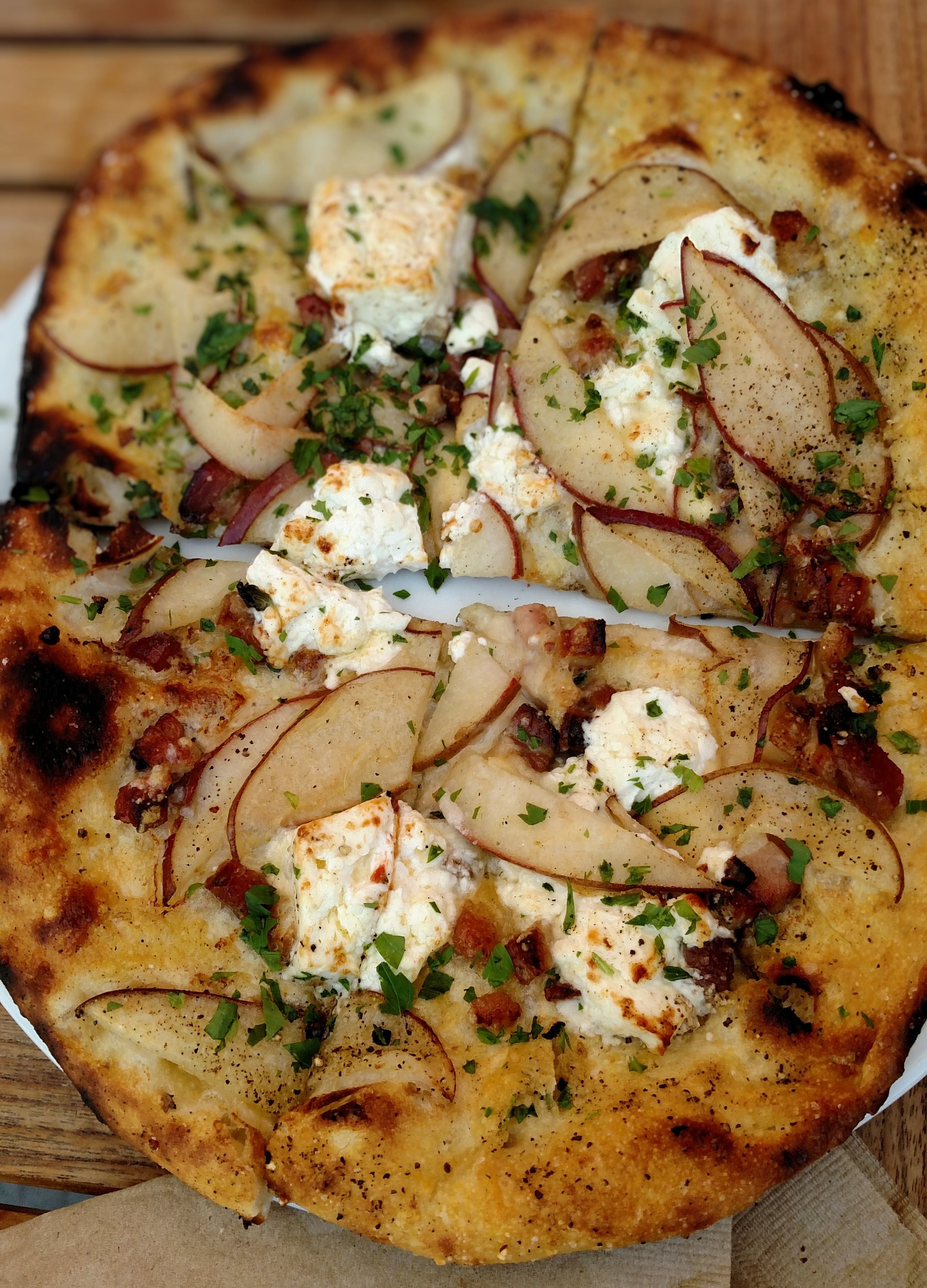 apple and bacon pizza