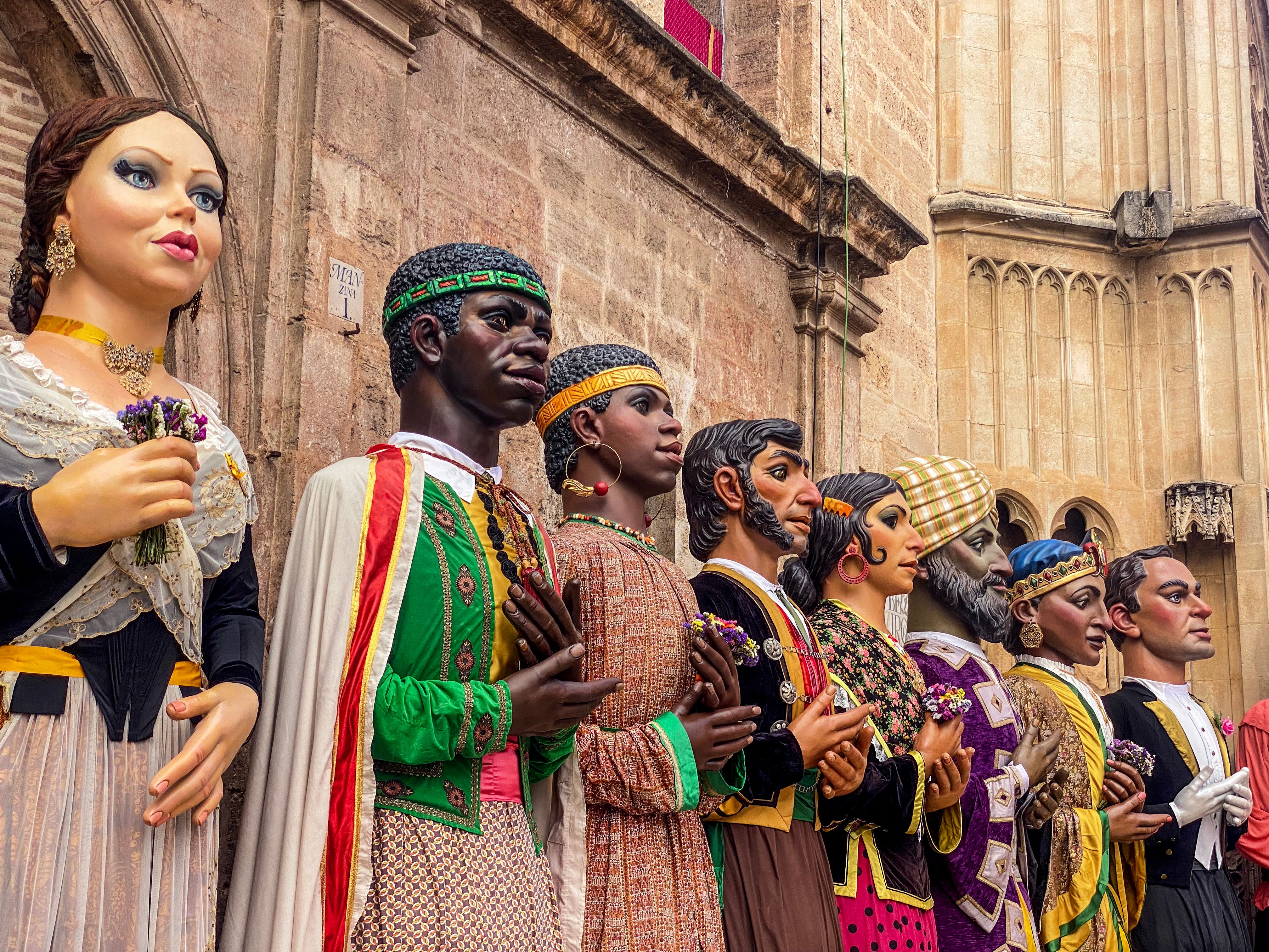 Figures alignées lors des célébrations du Corpus Cristi à Valence, en Espagne Figures alignées lors des célébrations du Corpus Cristi à Valence, en Espagne