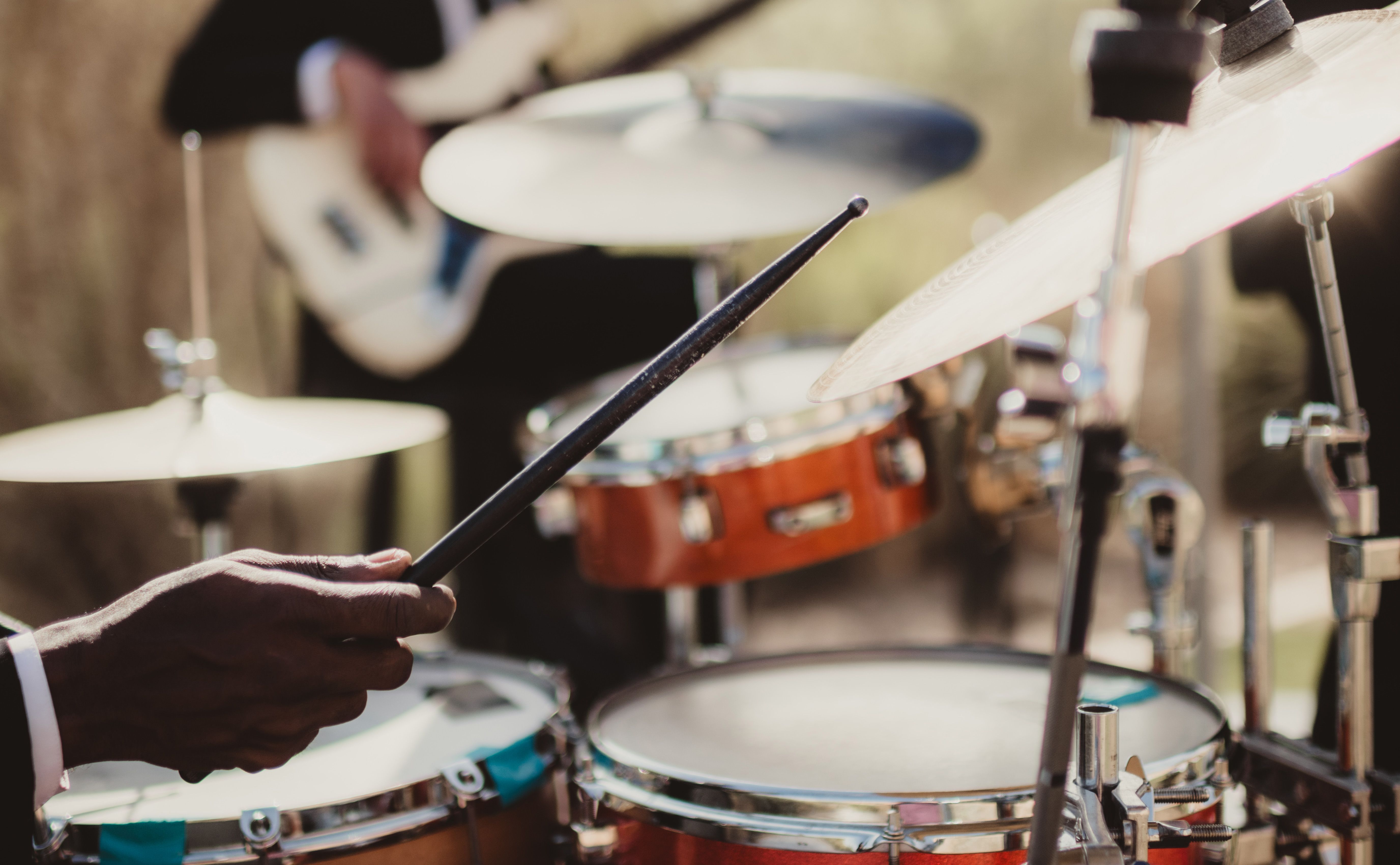 Baterista y guitarrista en la banda en la recepción de la boda al aire libre