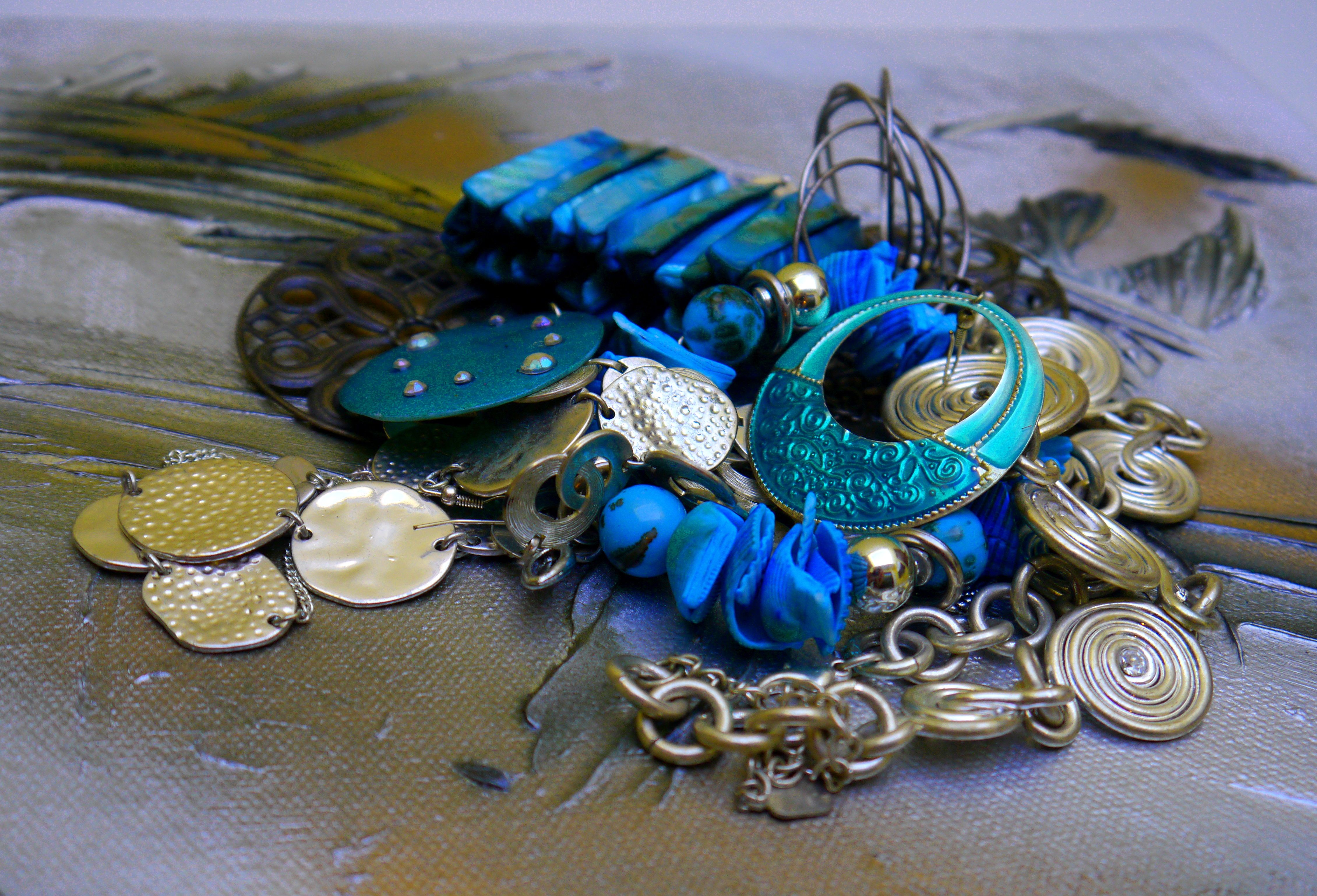 bijuterias diferentes materiais