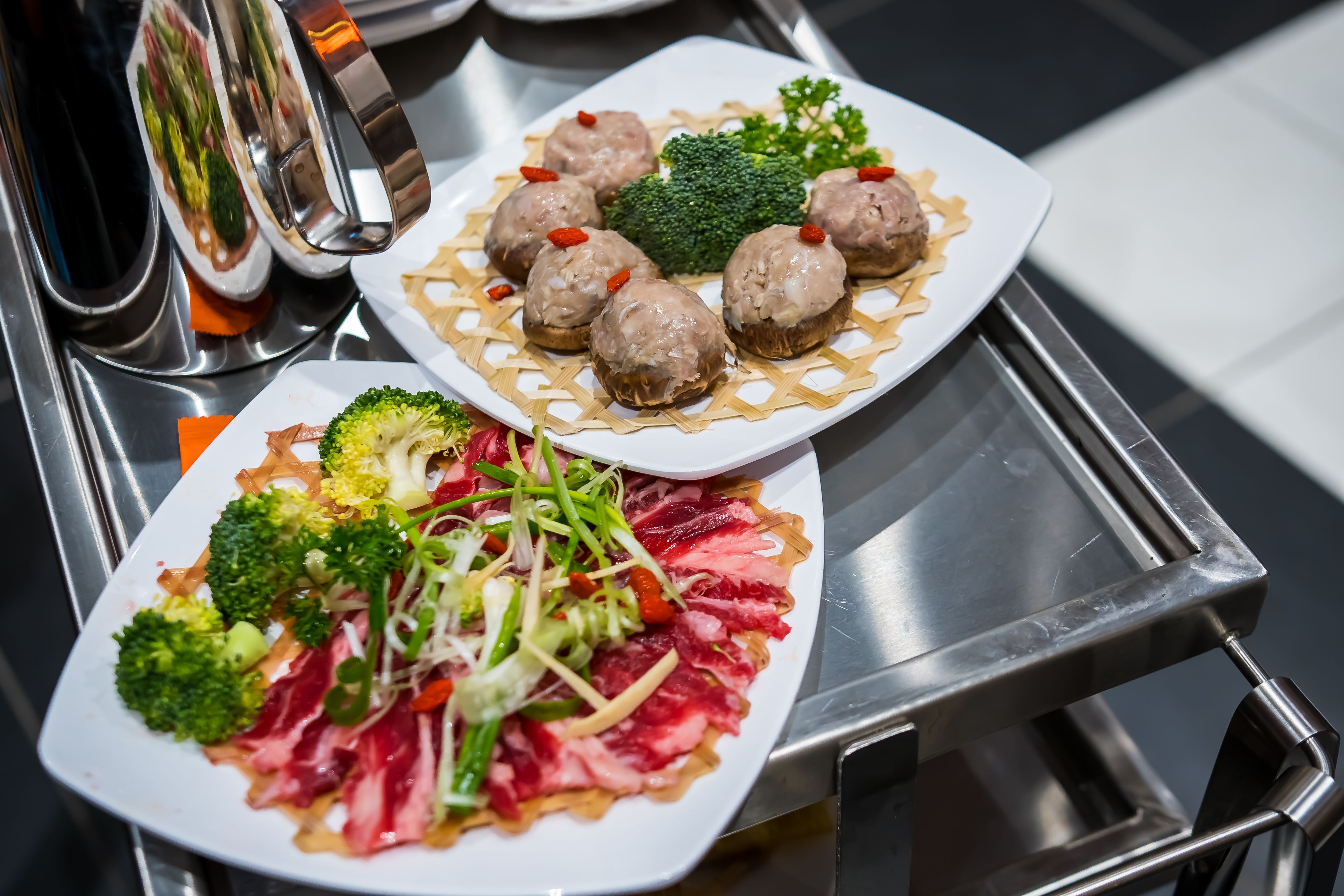 Steamed food in water bath, a new form of cooking in Vietnam. Brings little health benefits and is delicious