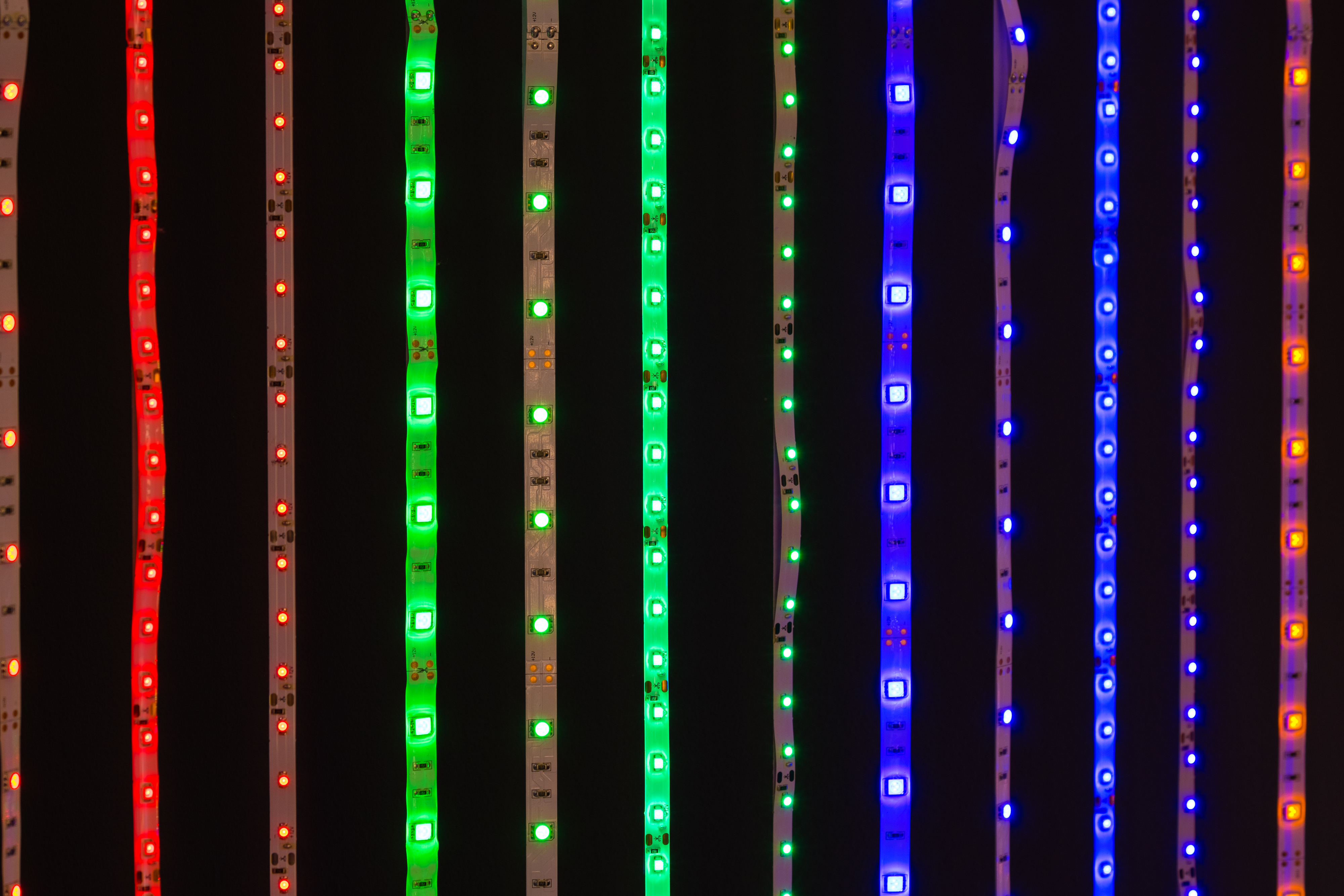 Rayas led brillantes de diferentes colores sobre negro Rayas led brillantes de diferentes colores sobre negro