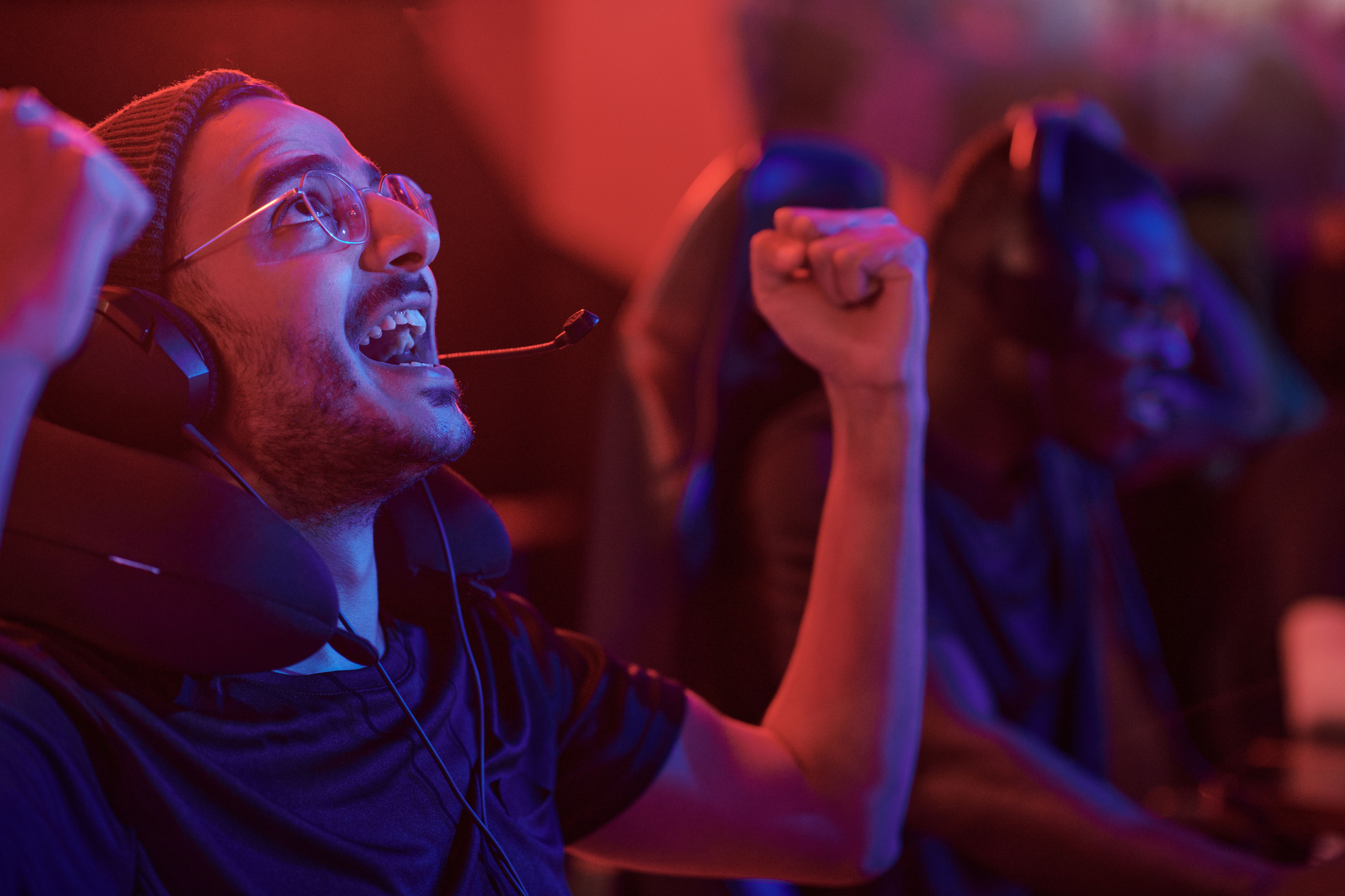 friends cheering microphone