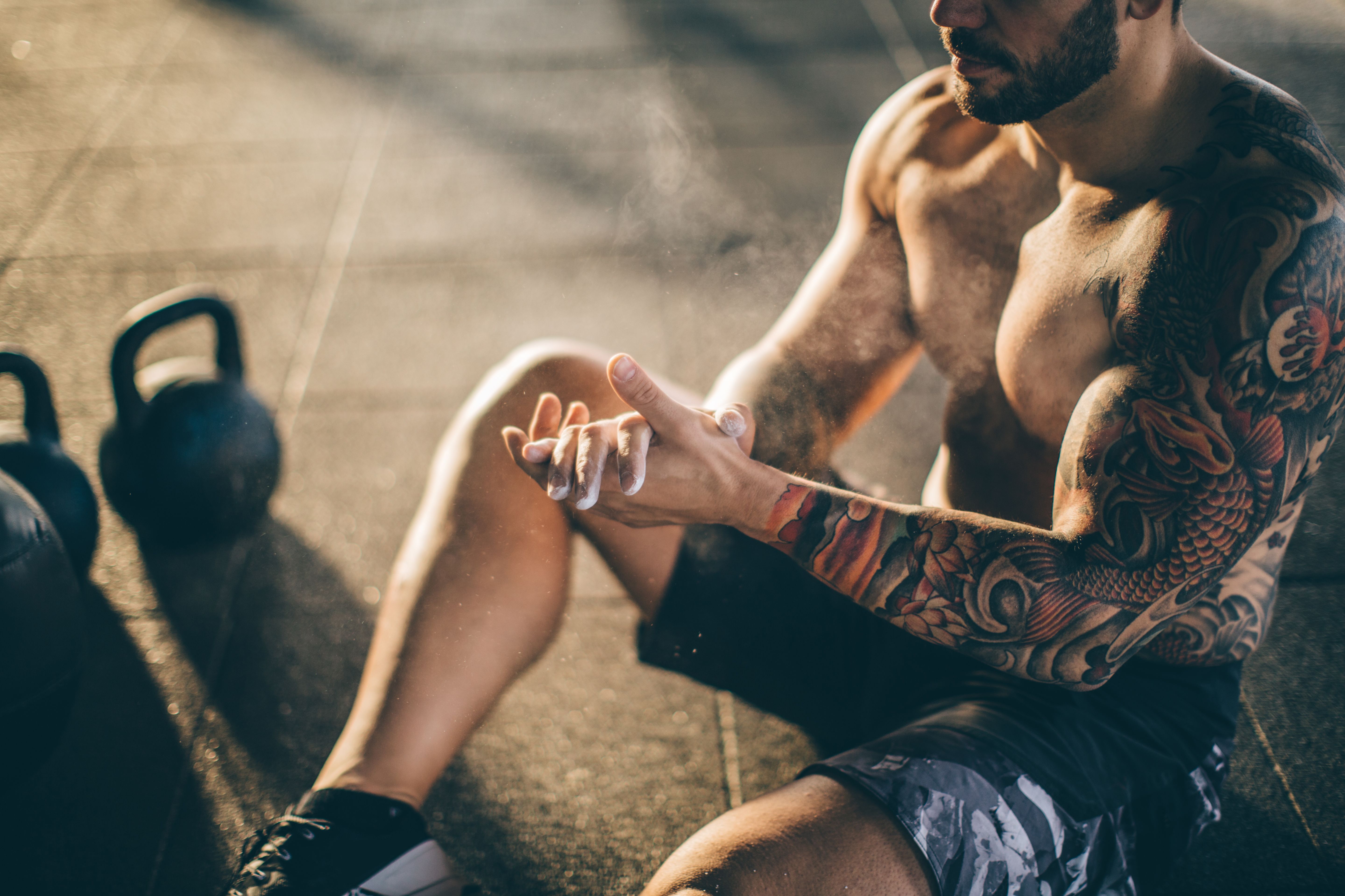 athlete using liquid chalk