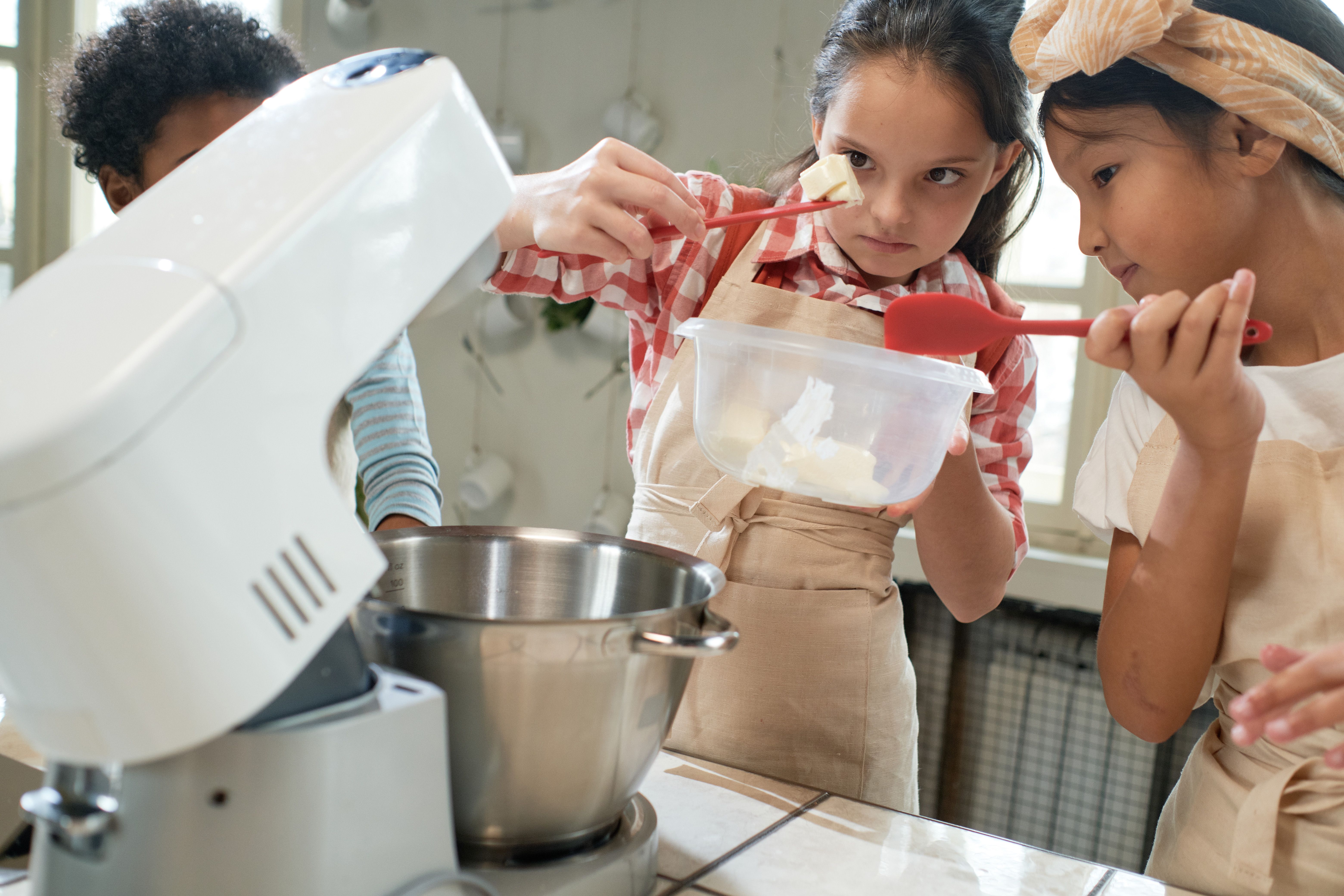 children baking