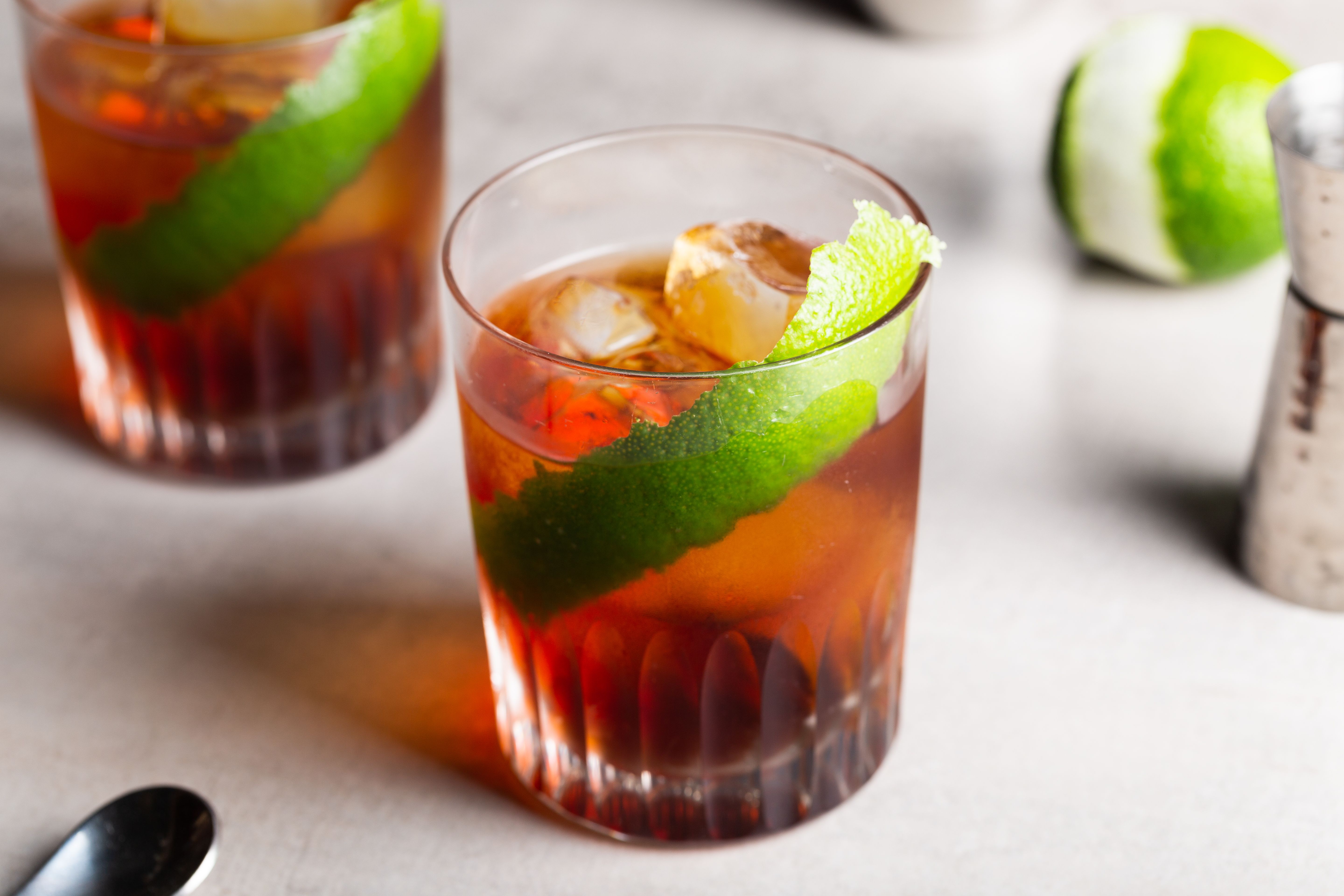 Coquetel Rabo De Galo clássico brasileiro de cachaça, vermute doce e amaro Cynar