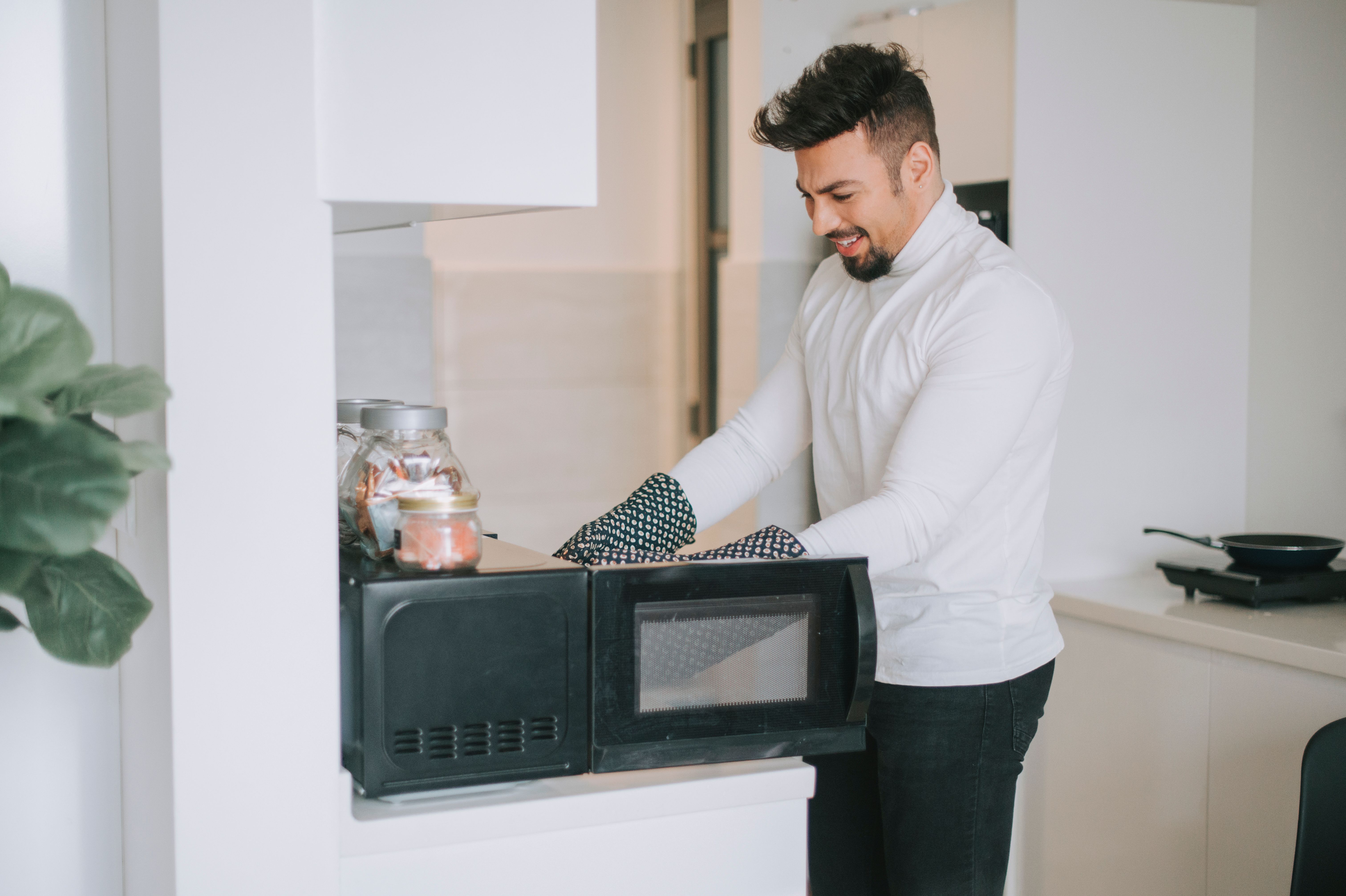 cleaning microwave exterior
