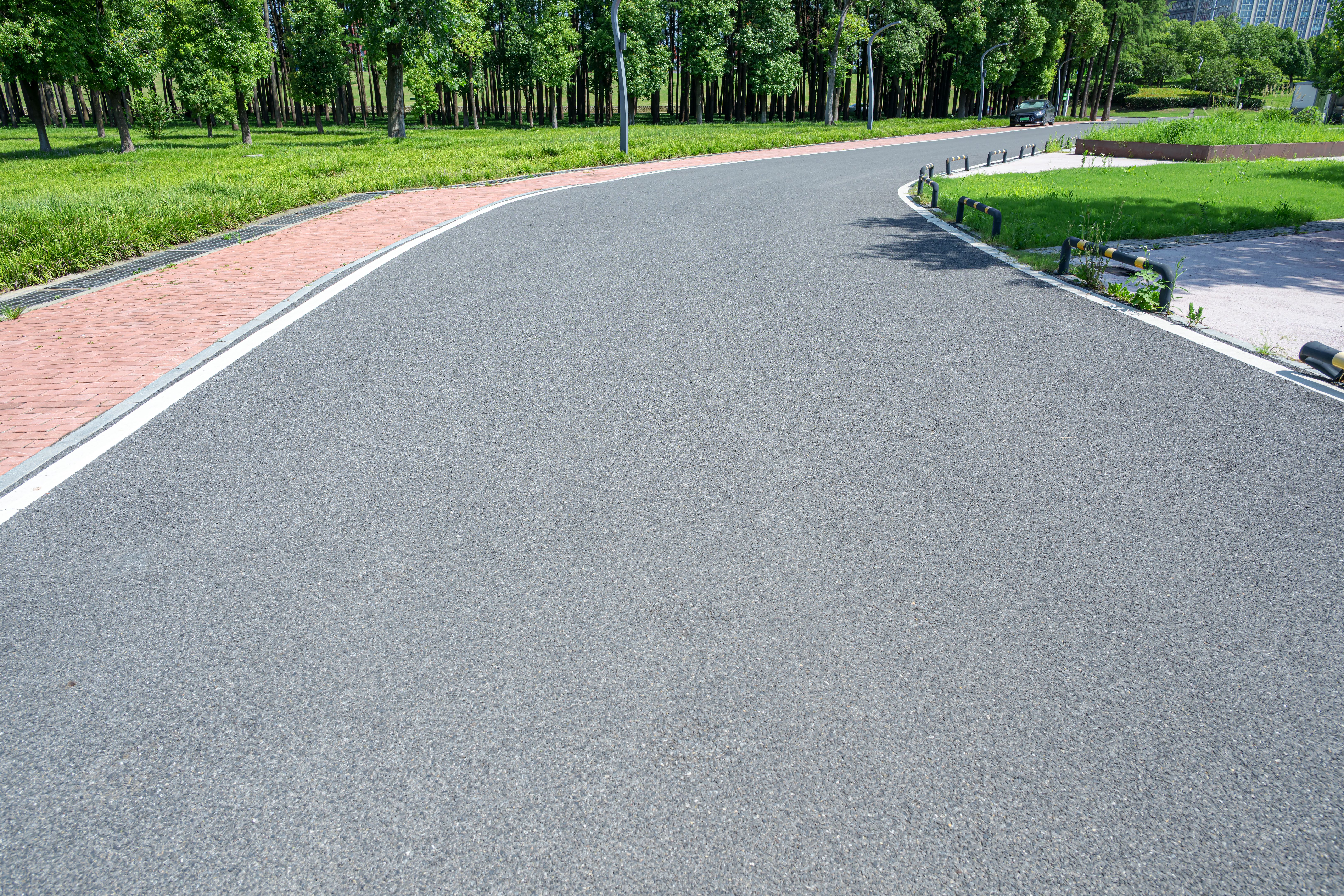 laying tarmac driveway