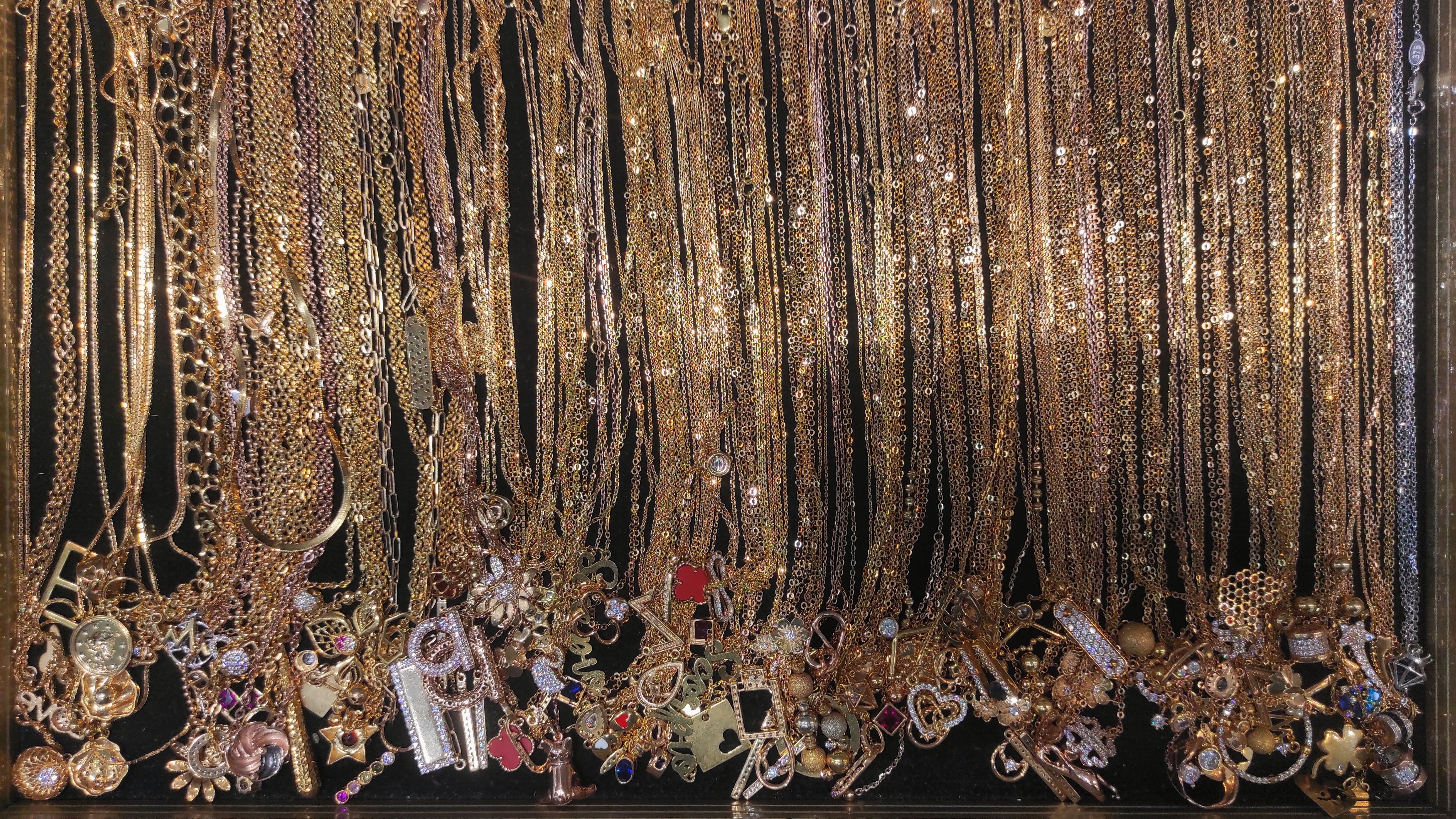 Gold shiny necklaces has displayed in jewelry store