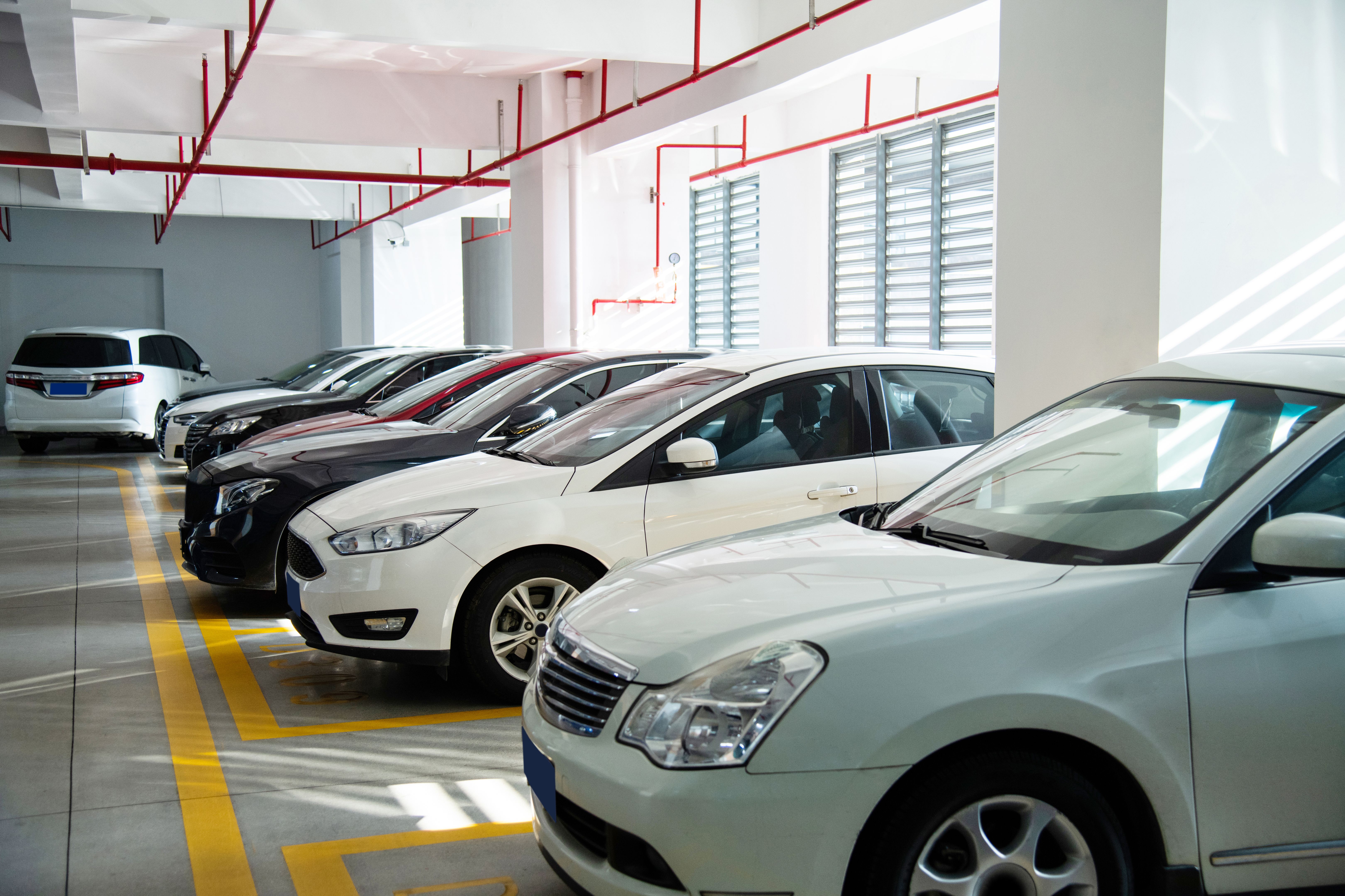 El aparcamiento está lleno de coches