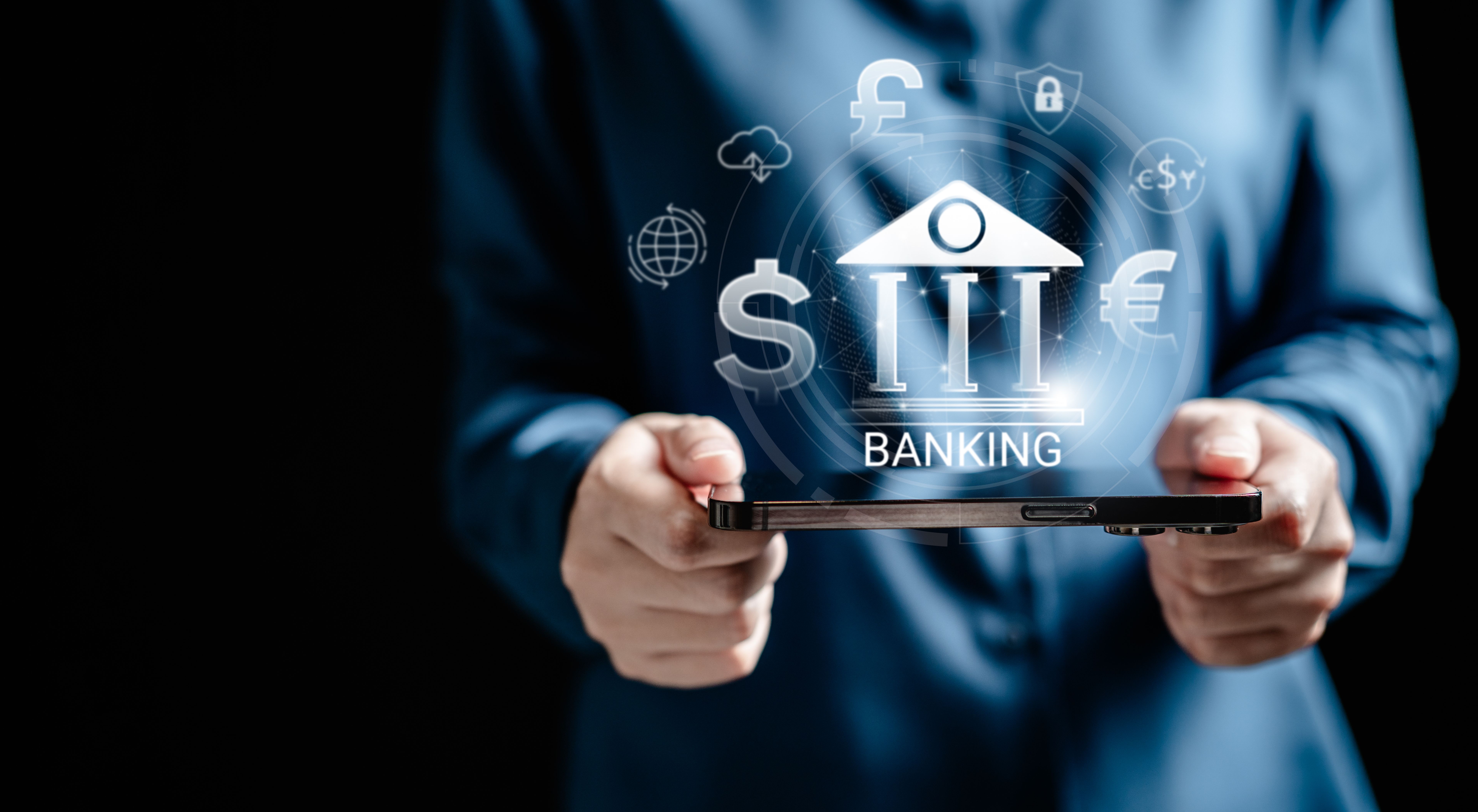 Les femmes d'affaires utilisent un smartphone pour se connecter au réseau bancaire numérique mondial virtuel, profitant de services fintech intelligents, d'échanges de devises, et de technologies d'innovation financière en ligne, axées sur la finance et l'investissement.